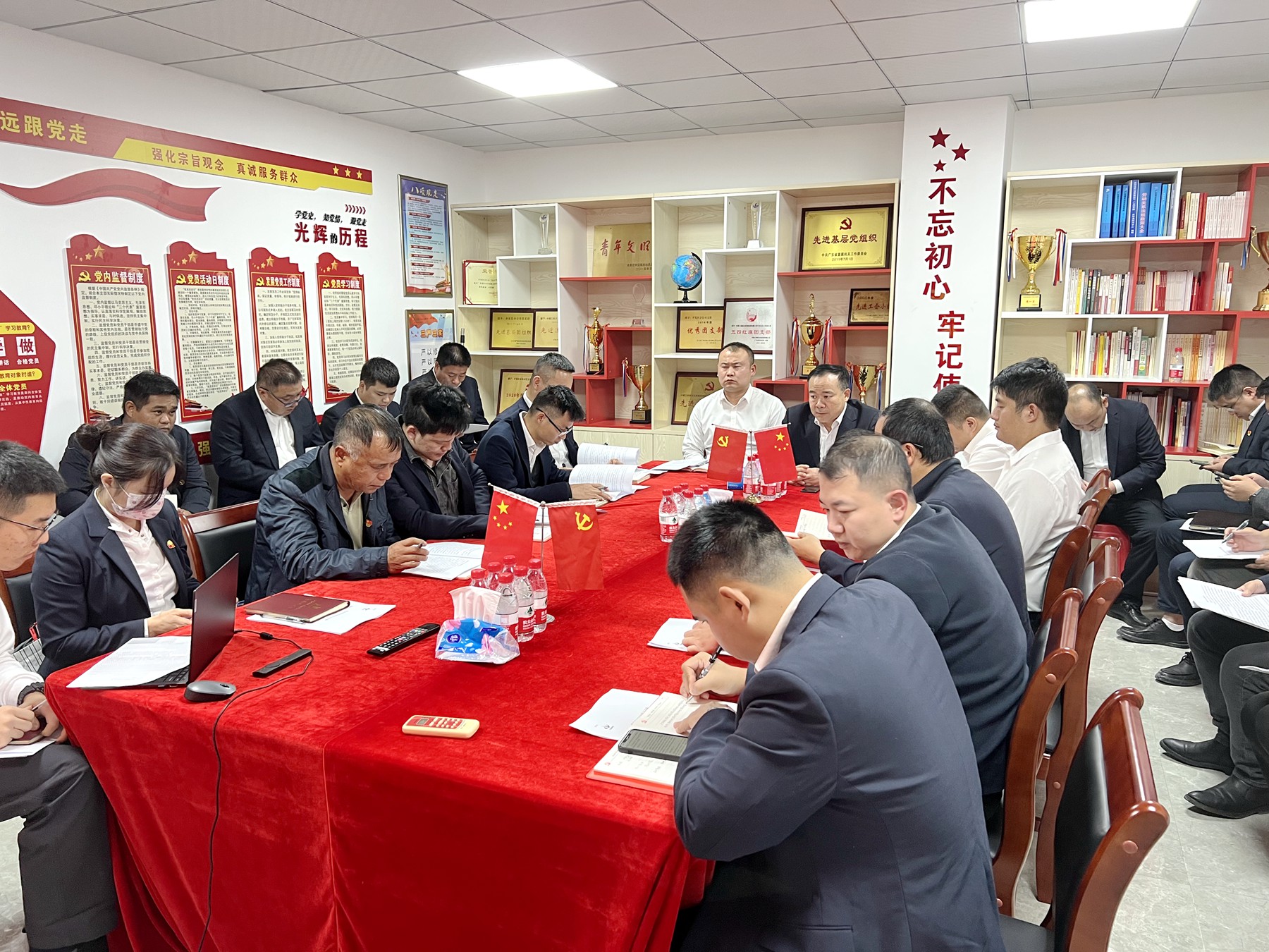 开发区分公司（市政公司）党支部组织深入学习党的十九届六中全会精神5.jpg