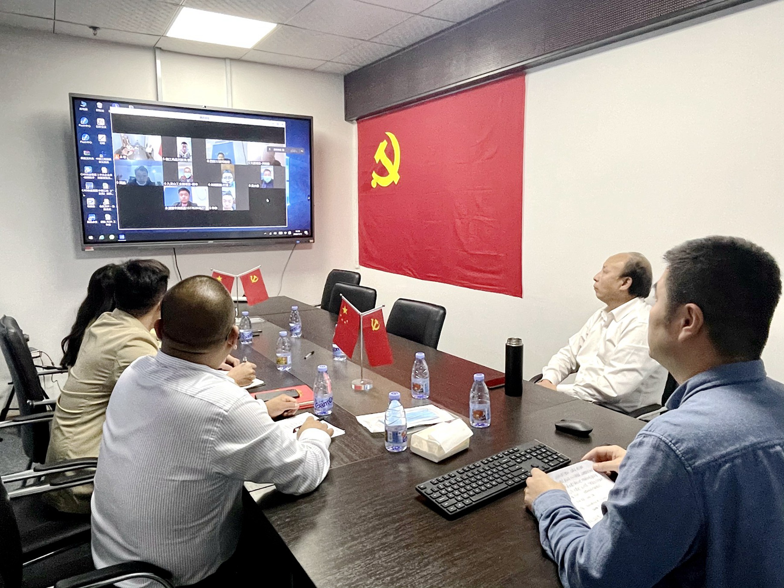 召开疫情防控部署会议.jpg