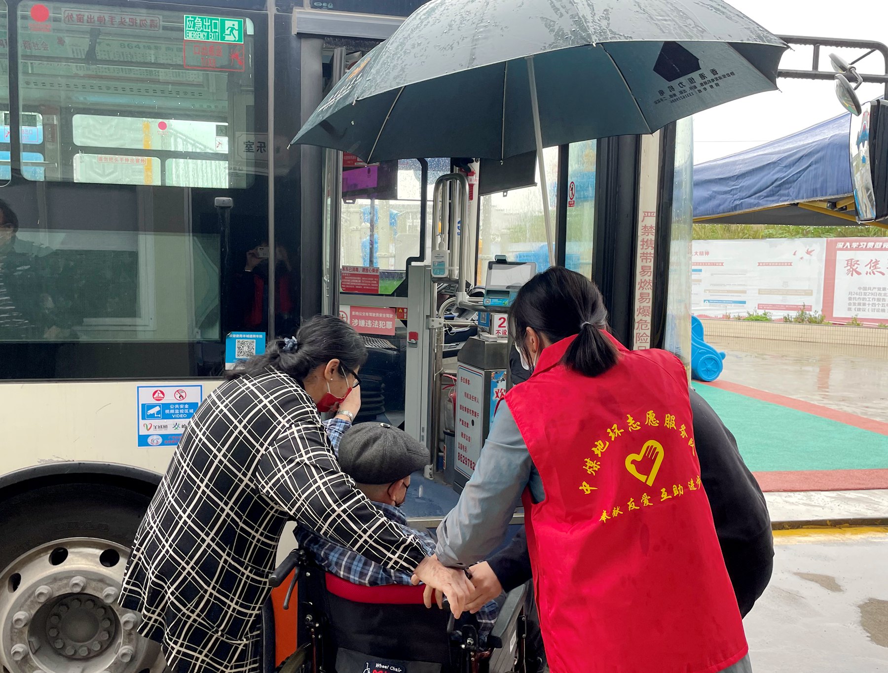 01中煤地环志愿者助力嘉禾大院近80位老人完成接种新冠疫苗.jpg