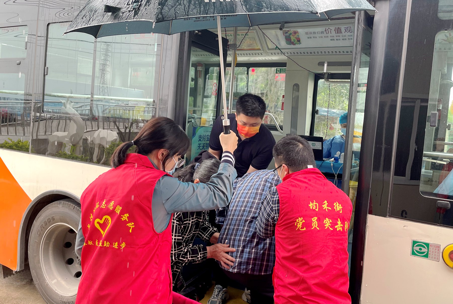 02中煤地环志愿者助力嘉禾大院近80位老人完成接种新冠疫苗.jpg