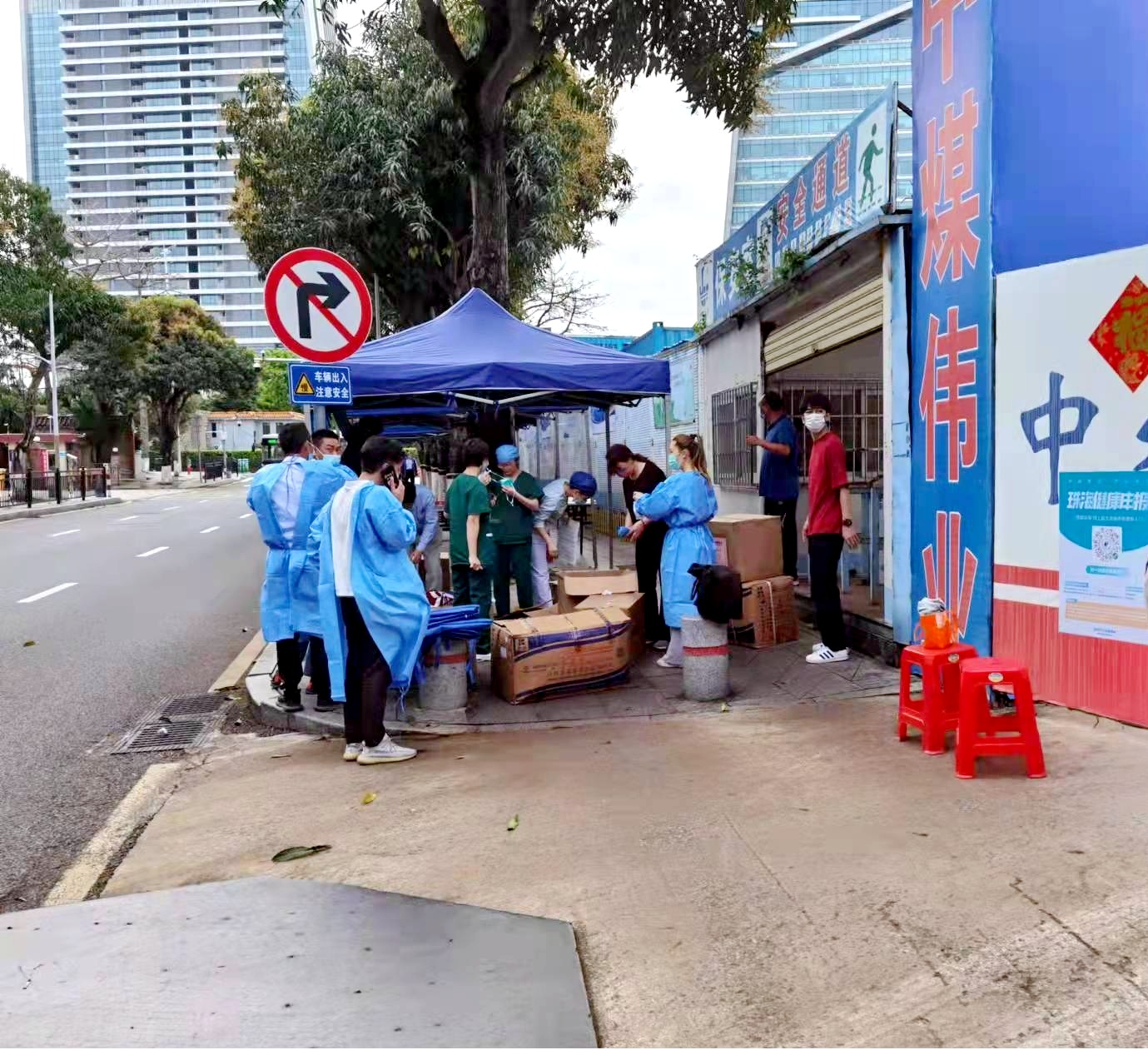 珠海分公司助力社区做好核酸检测工作 2.jpg