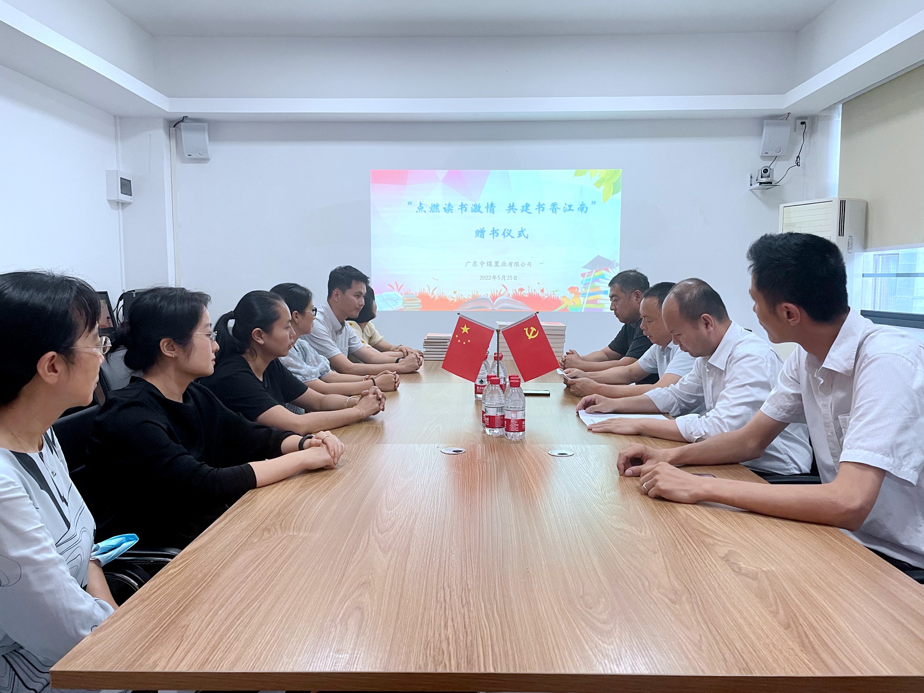 置业公司开展“点燃读书激情，共建书香江南”赠书促学活动 1.jpg