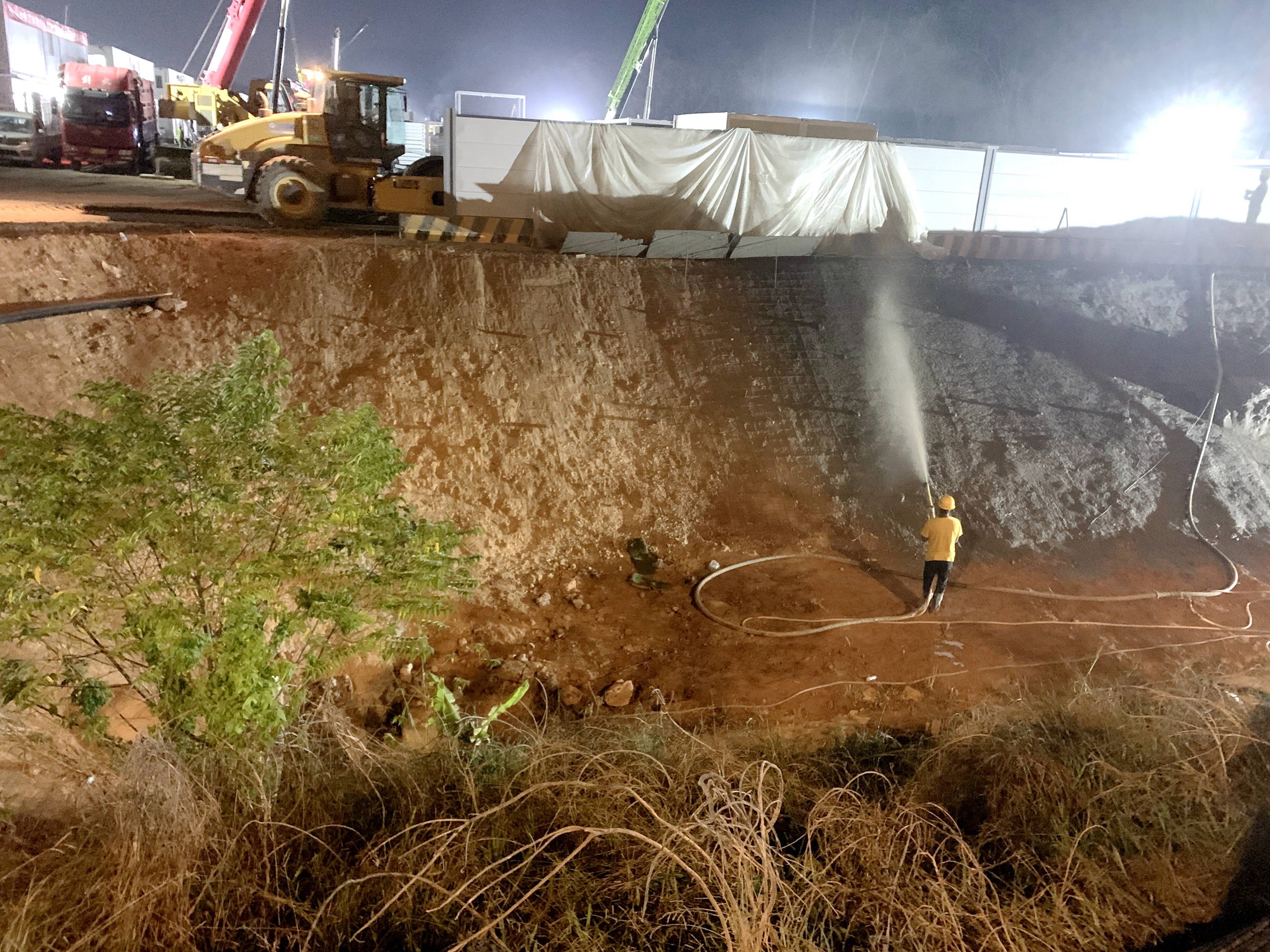 中煤江南深圳分公司全力支援中铁建工建设广州黄埔方舱医院3_副本.jpg