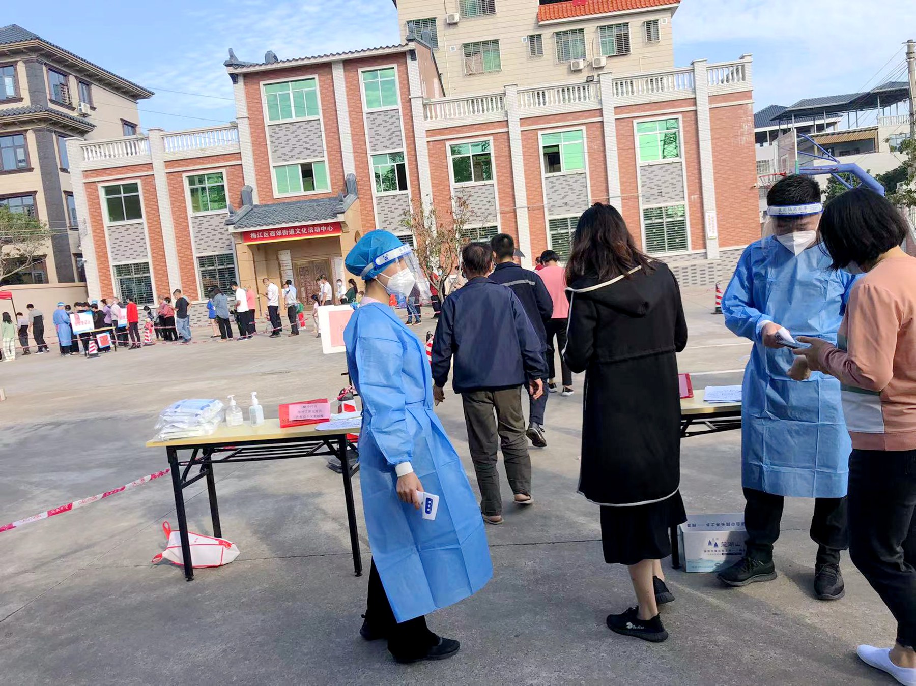 疫情防控勇担当 村委感谢送锦旗4.jpg