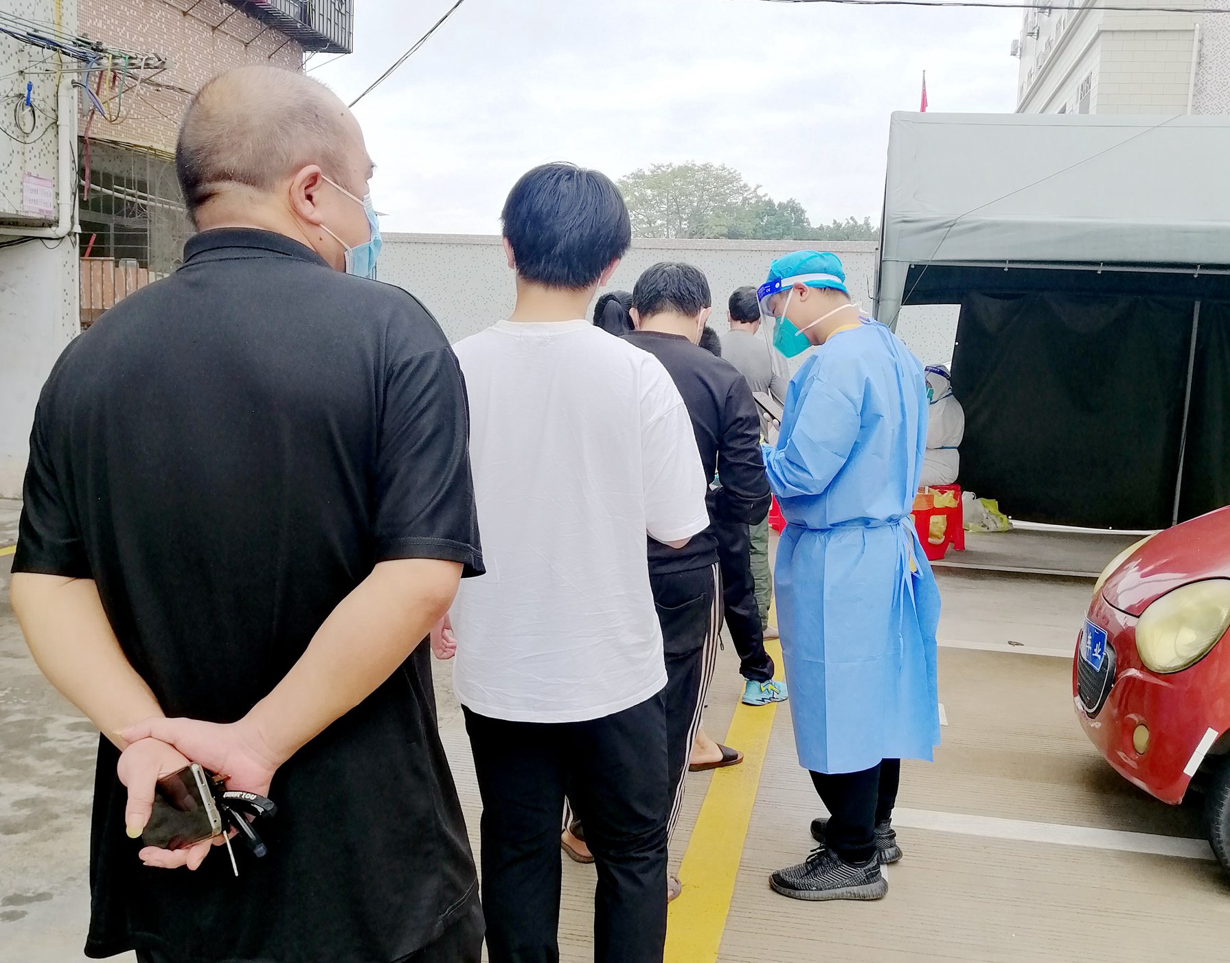 疫情防控勇担当 村委感谢送锦旗3_副本.jpg