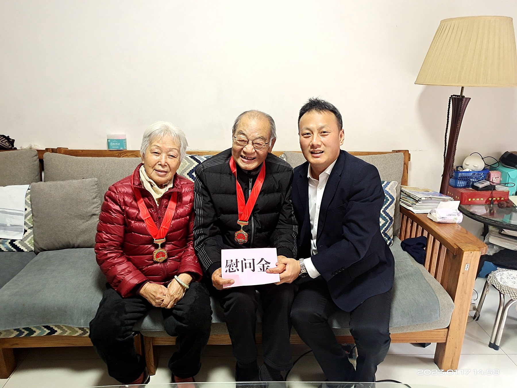 1.1.武岳彪慰问老领导.jpg