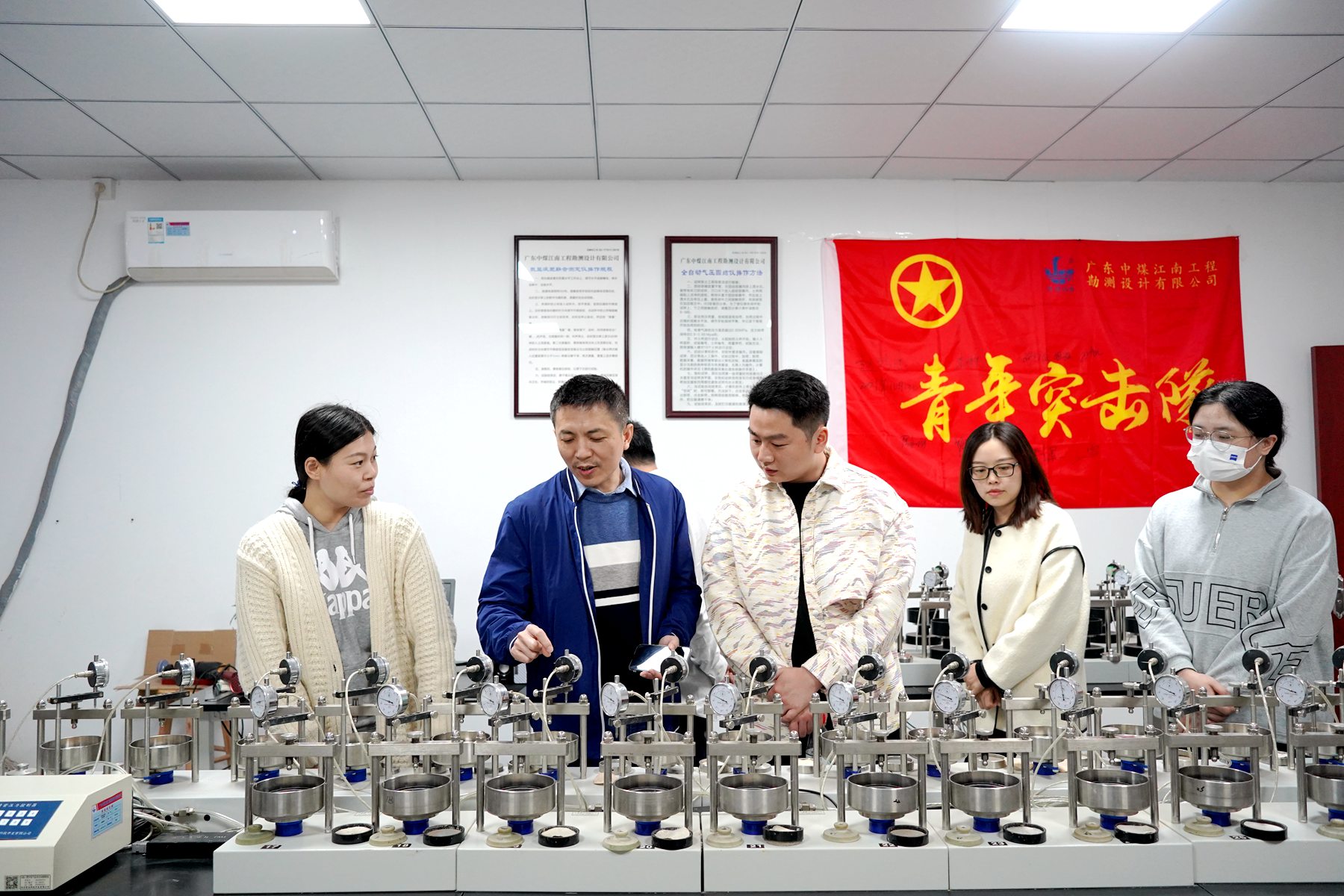 中交四航院岩土测试中心黄雄一行到勘测公司学习交流1.JPG