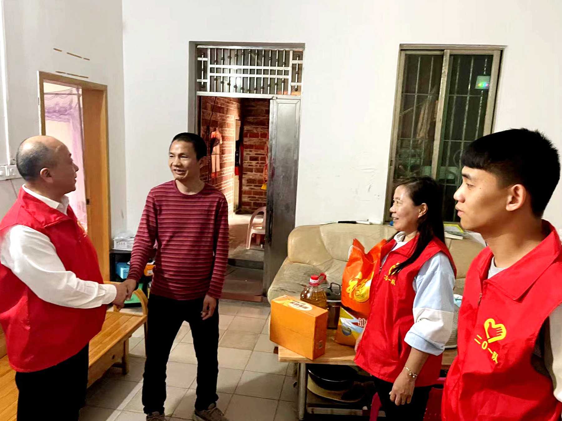 二0一队志愿服务有方向，精准发力效果强慰问低保户1.jpg