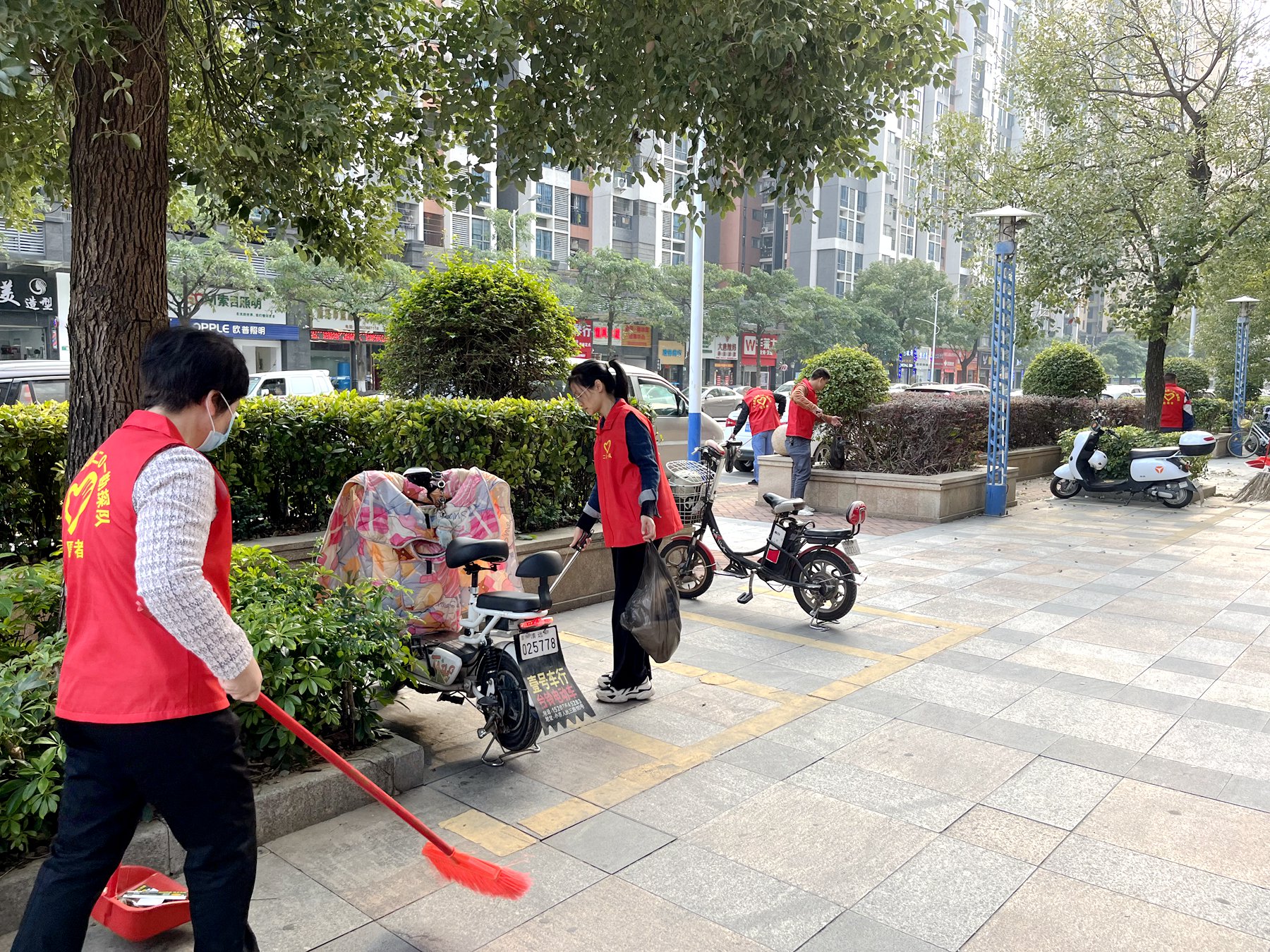 二0一队志愿服务有方向，精准发力效果强五洲世纪城清洁志愿.JPG