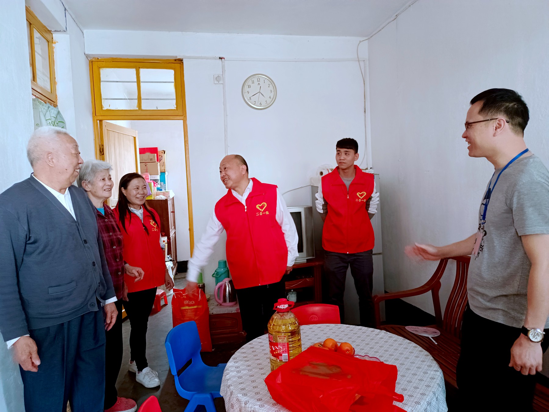二0一队志愿服务有方向，精准发力效果强慰问低保户.jpg