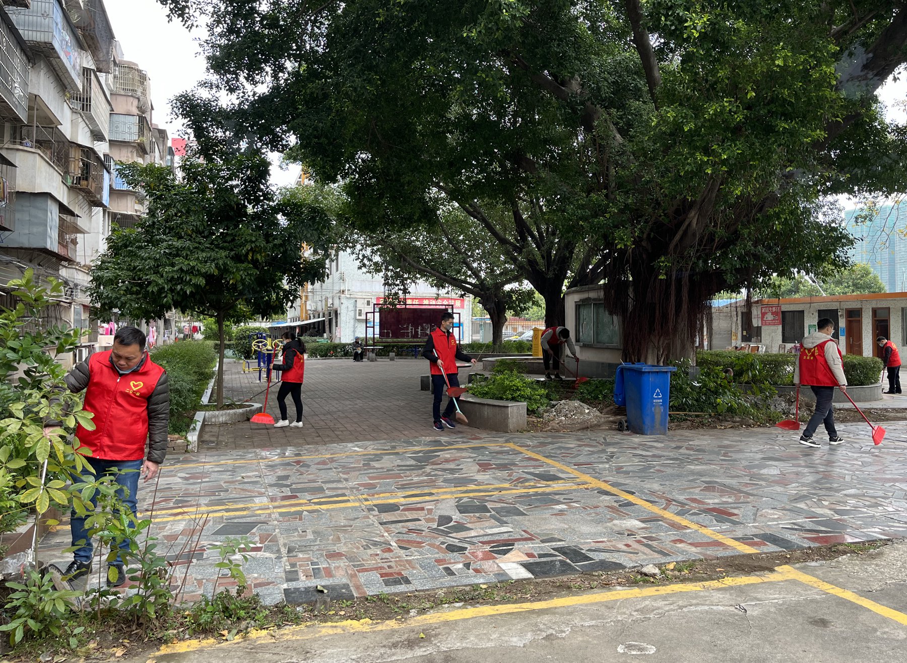 二0一队志愿服务有方向，精准发力效果强队部小区清洁家园.jpg