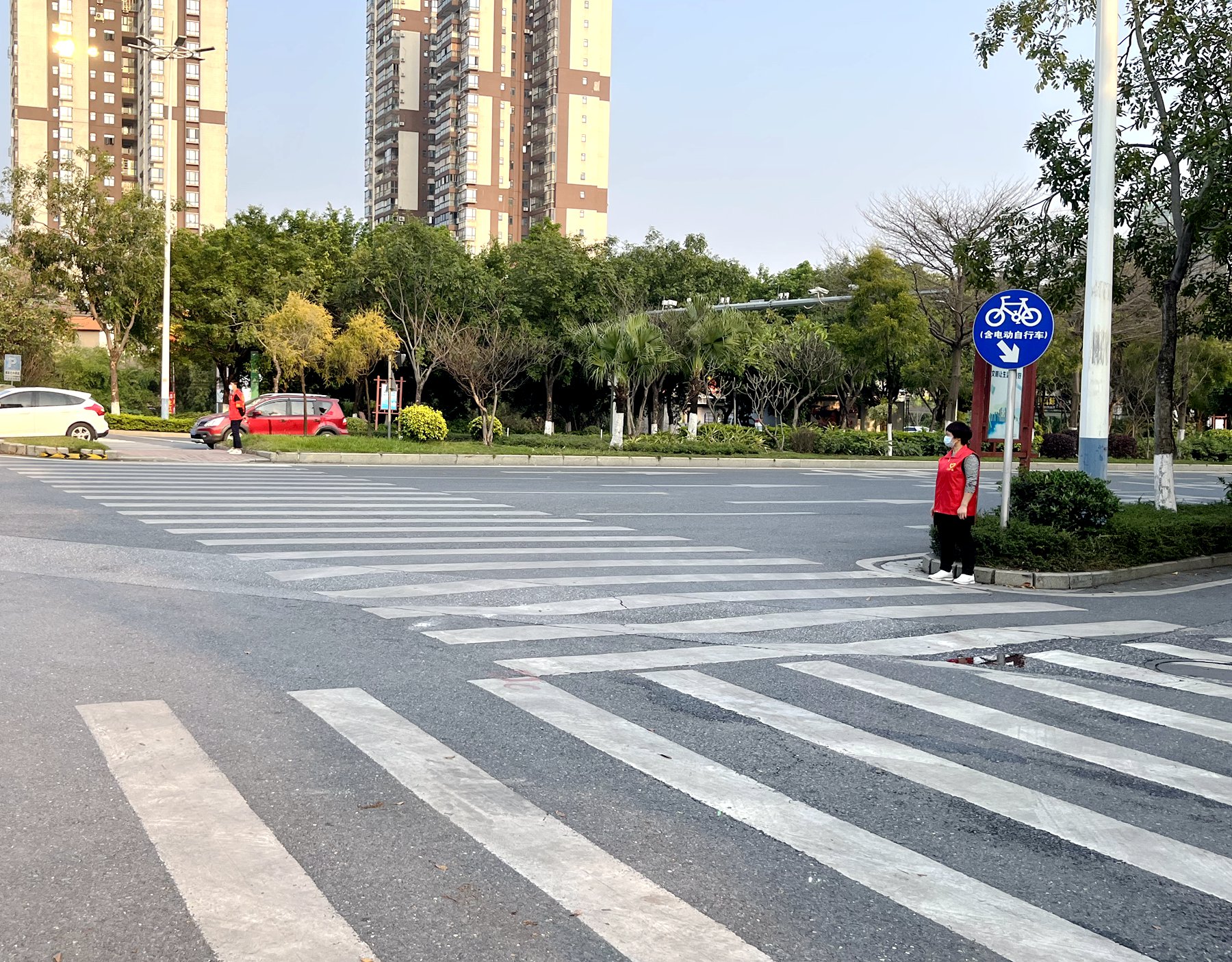 二0一队志愿服务有方向，精准发力效果强路口文明劝导.jpg