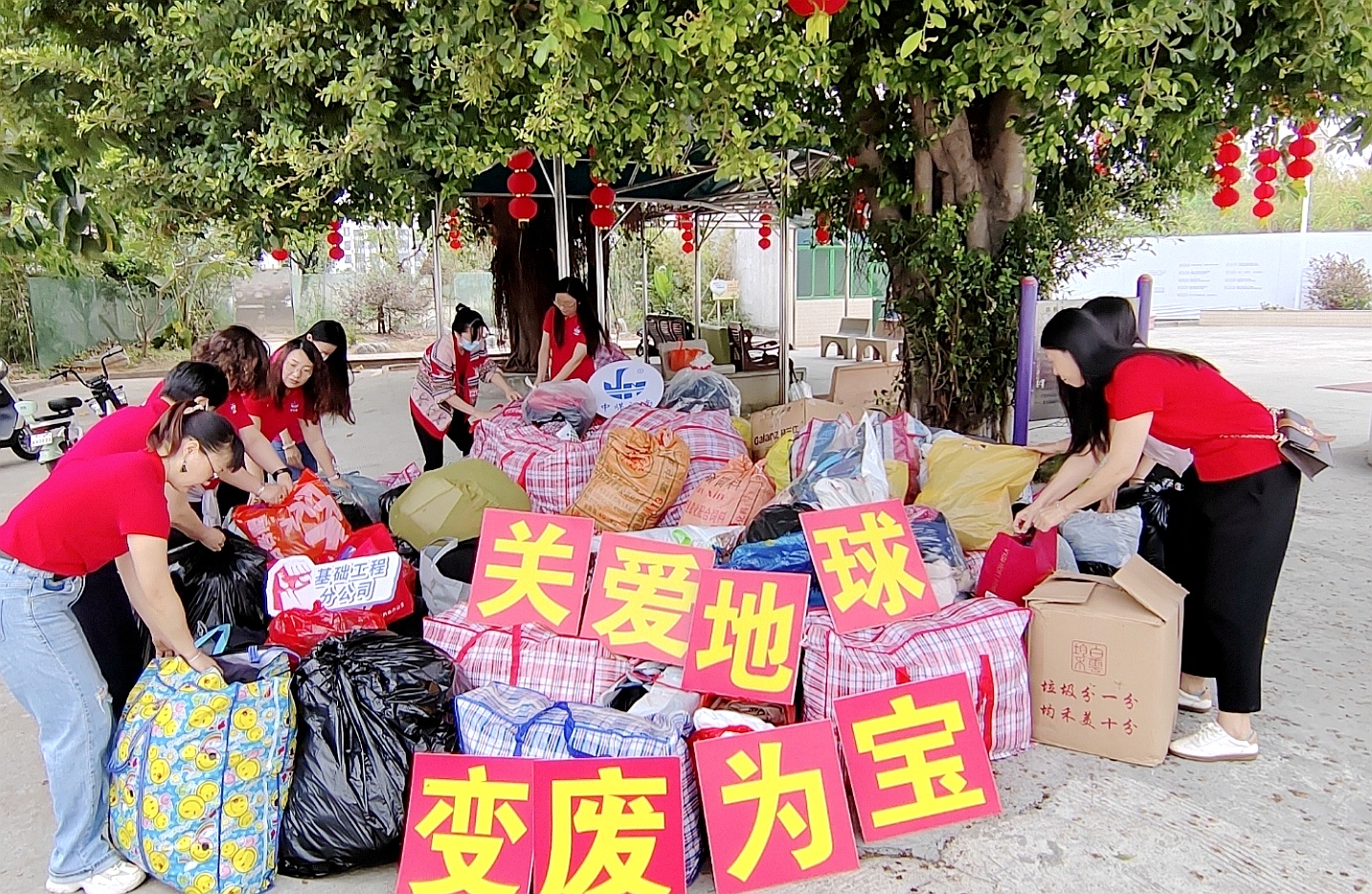 基础工程分公司开展学雷锋活动月旧衣回收志愿服务2_副本.jpg