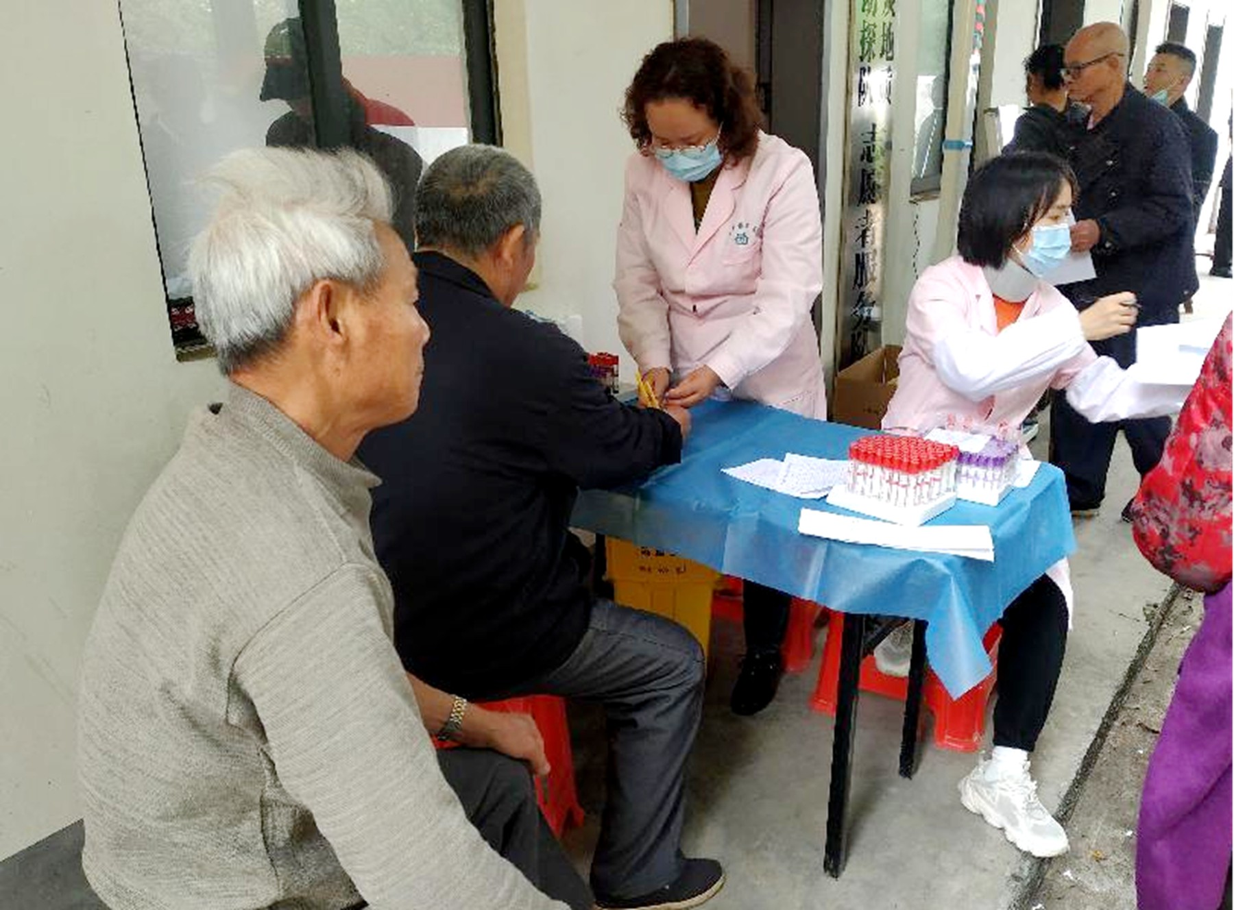 关爱老人送健康 免费体检暖人心——二〇二队（花都分公司）开展学雷锋义诊活动3_副本.jpg