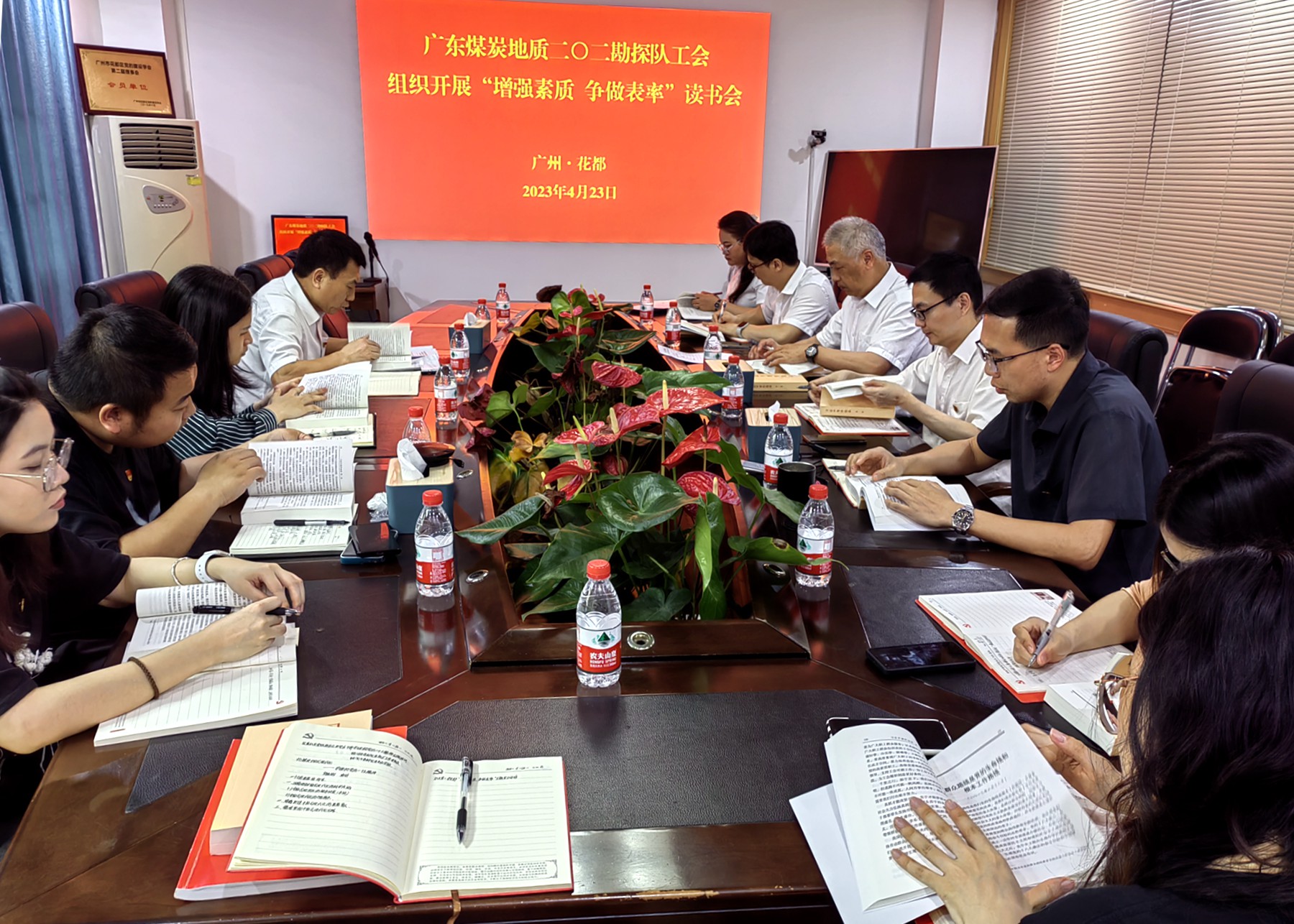 增强素质 争做表率——二〇二队工会组织开展读书会1.jpg