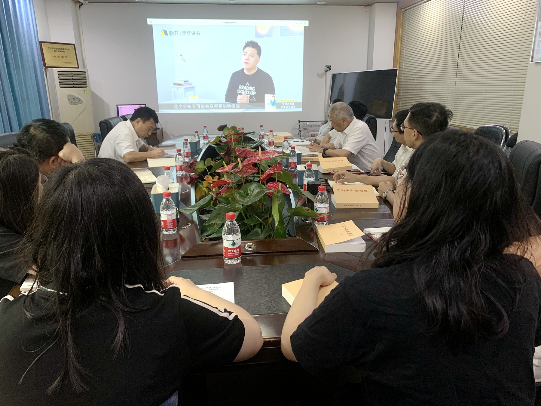 增强素质 争做表率——二〇二队工会组织开展读书会2.jpg