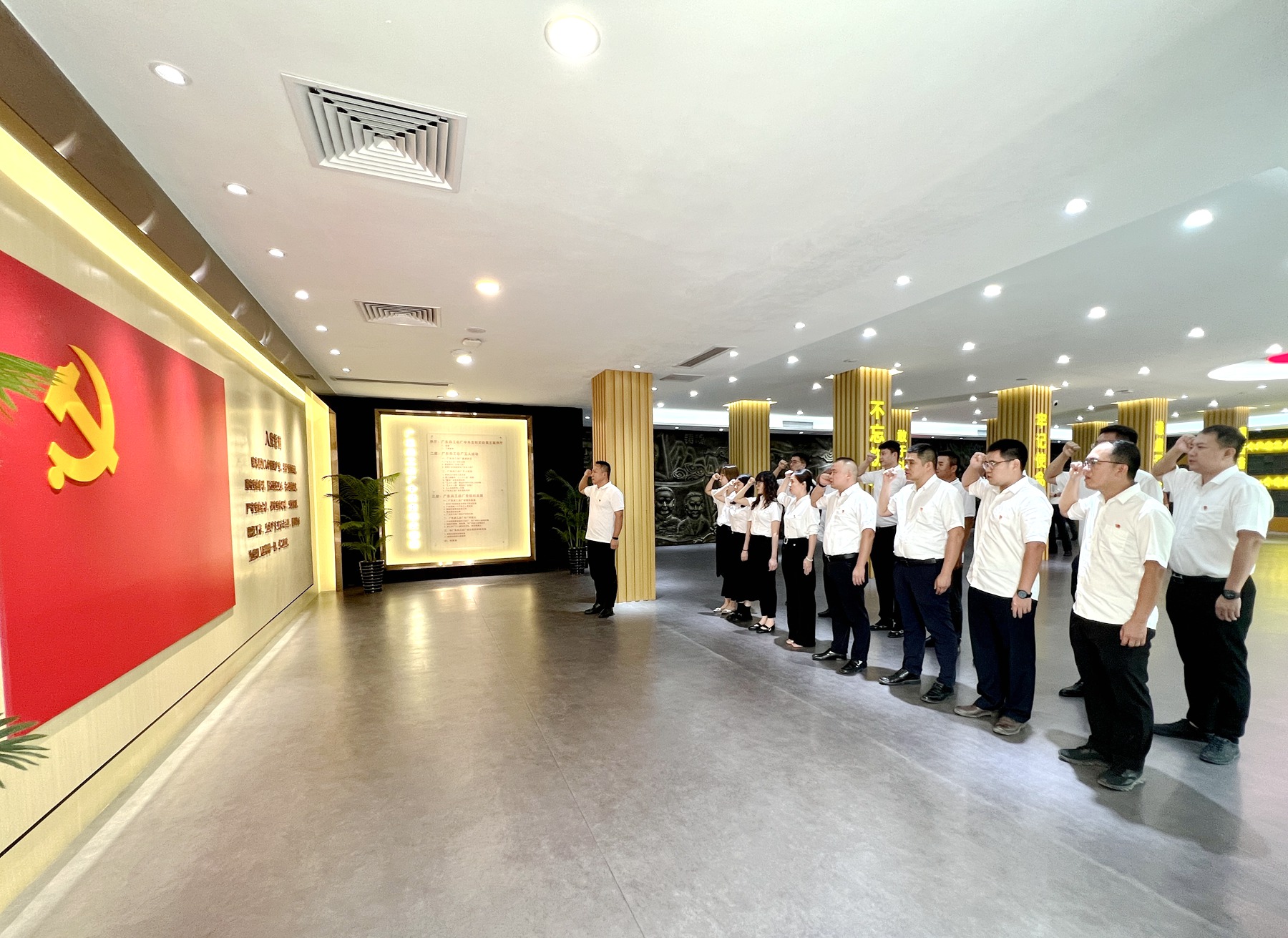 开发区分公司（市政公司）开展“弘扬八一精神 传承红色基因”主题党日活动2.jpg