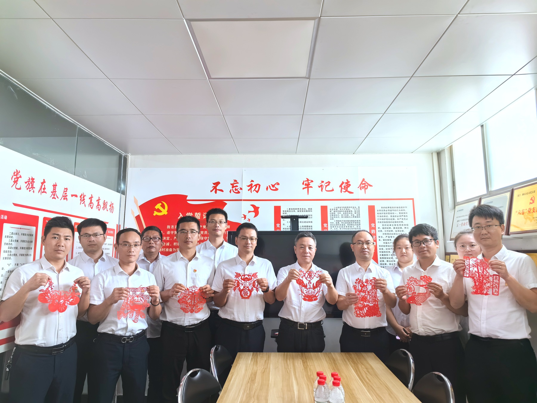 佛山分公司开展“征廉洁语 书廉洁签 刻廉入心” 主题党日活动2.jpg