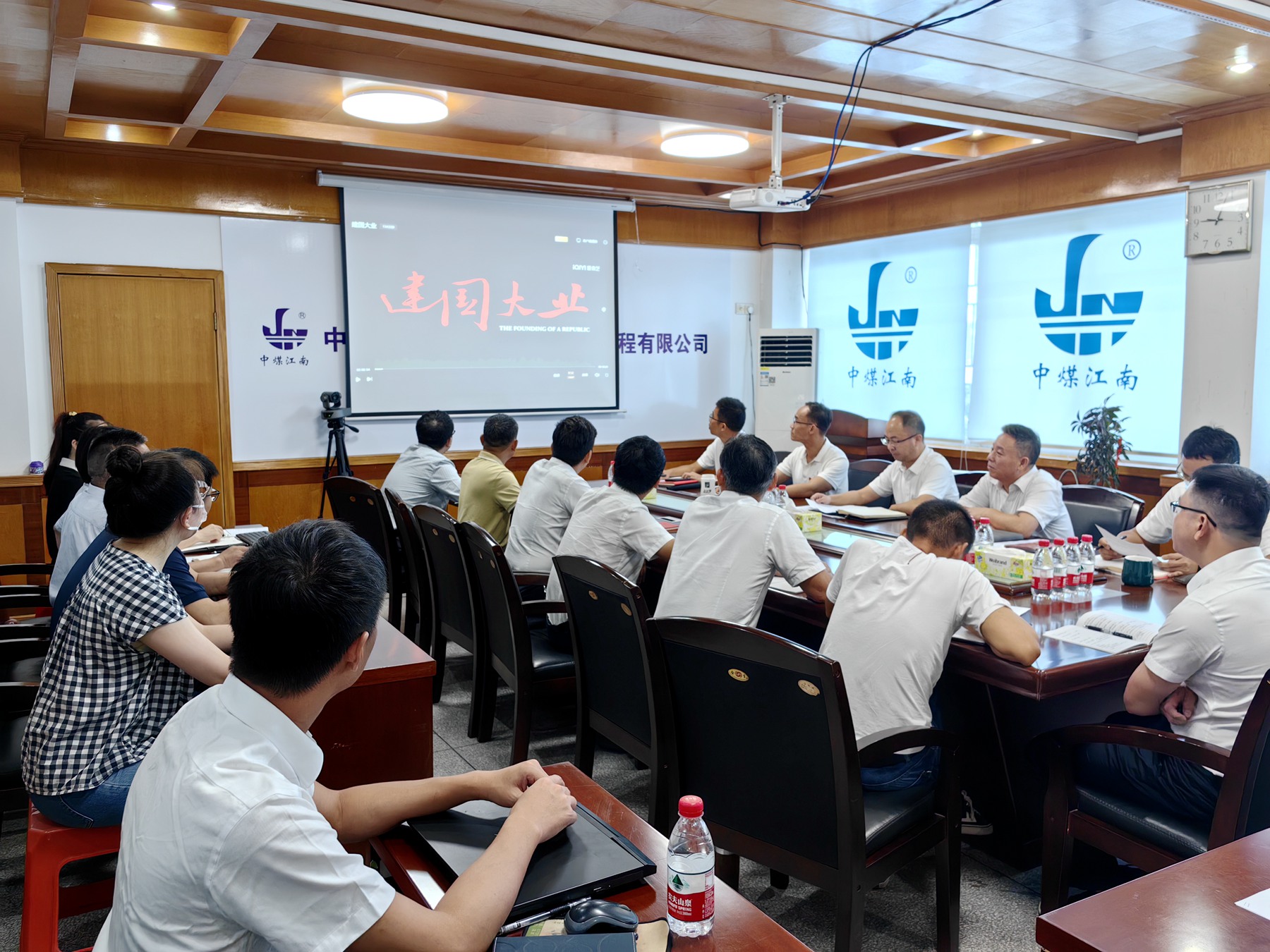 1.1共看红色经典，重温峥嵘岁月——佛山分公司组织全体干部职工观看《建国大业》.jpg