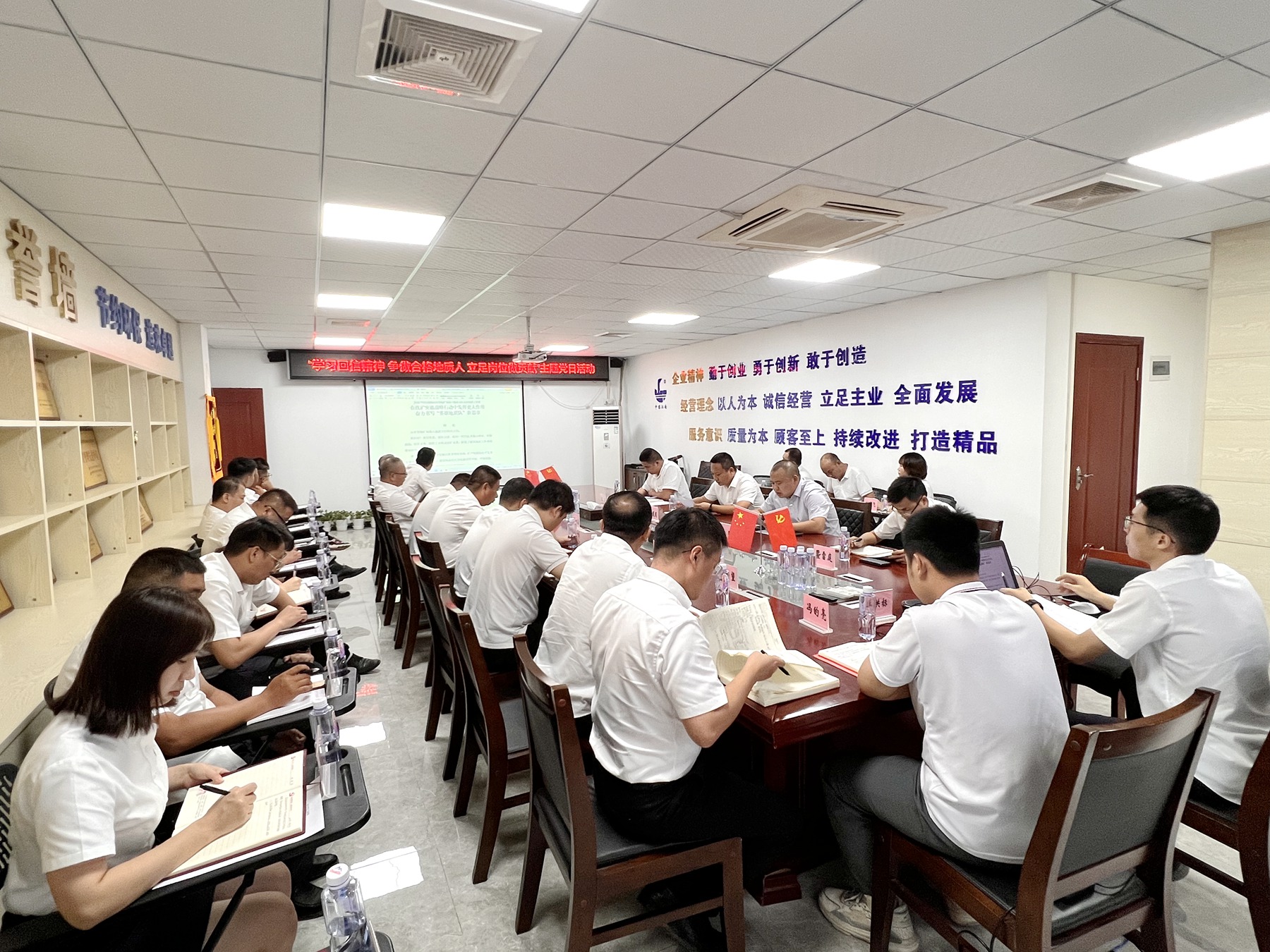 开发区分公司（市政公司）党支部开展“学习回信精神 争做合格地质人 立足岗位做贡献”主题党日活动.jpg