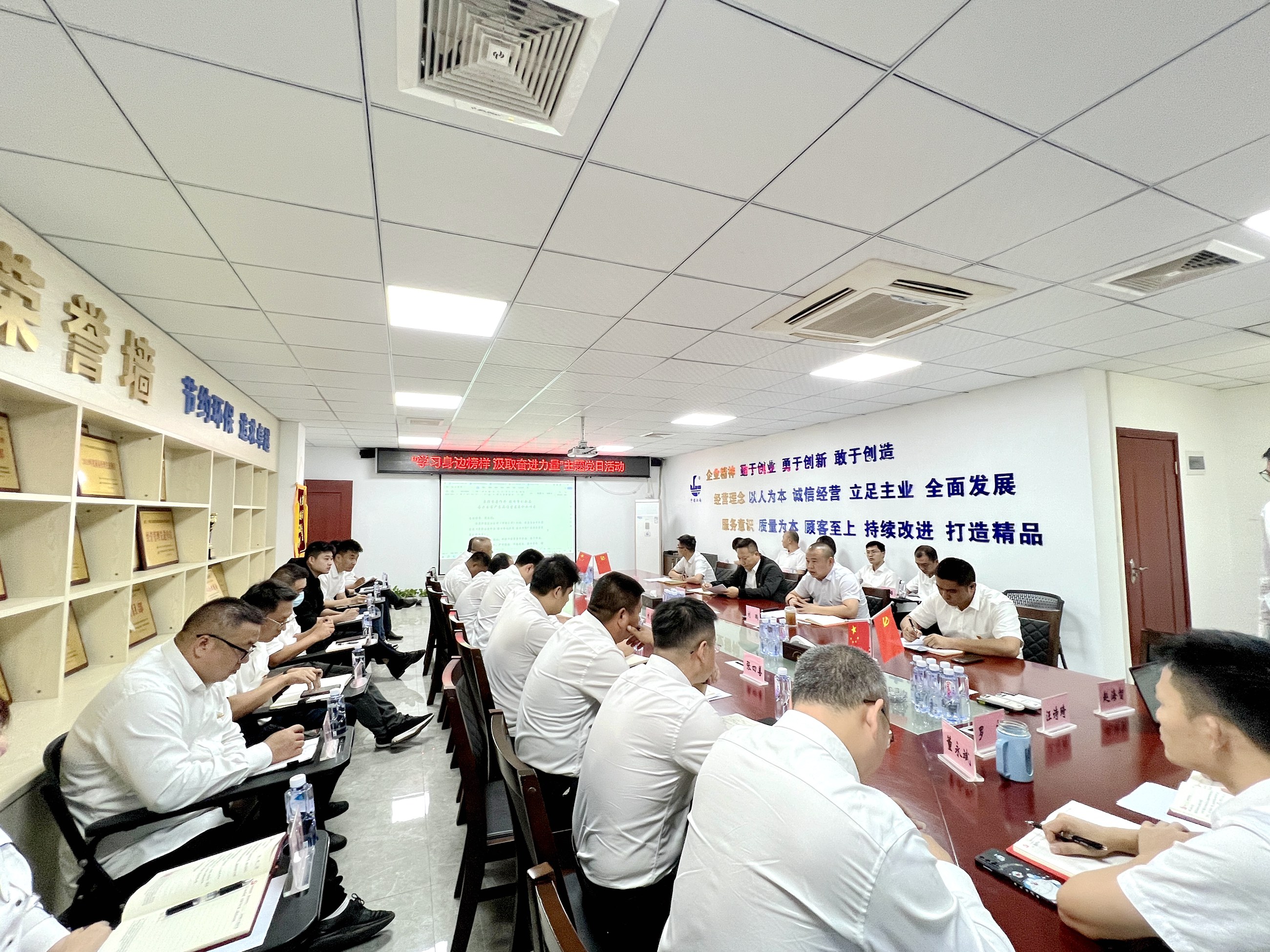 开发区分公司（市政公司）党支部开展“学习身边榜样 汲取奋进力量”主题党日活动1.jpg