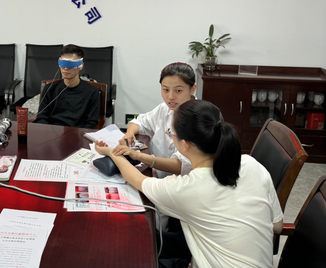 勘测公司工会开展“健康相伴 情暖职工”中医义诊活动1_副本_副本.jpg