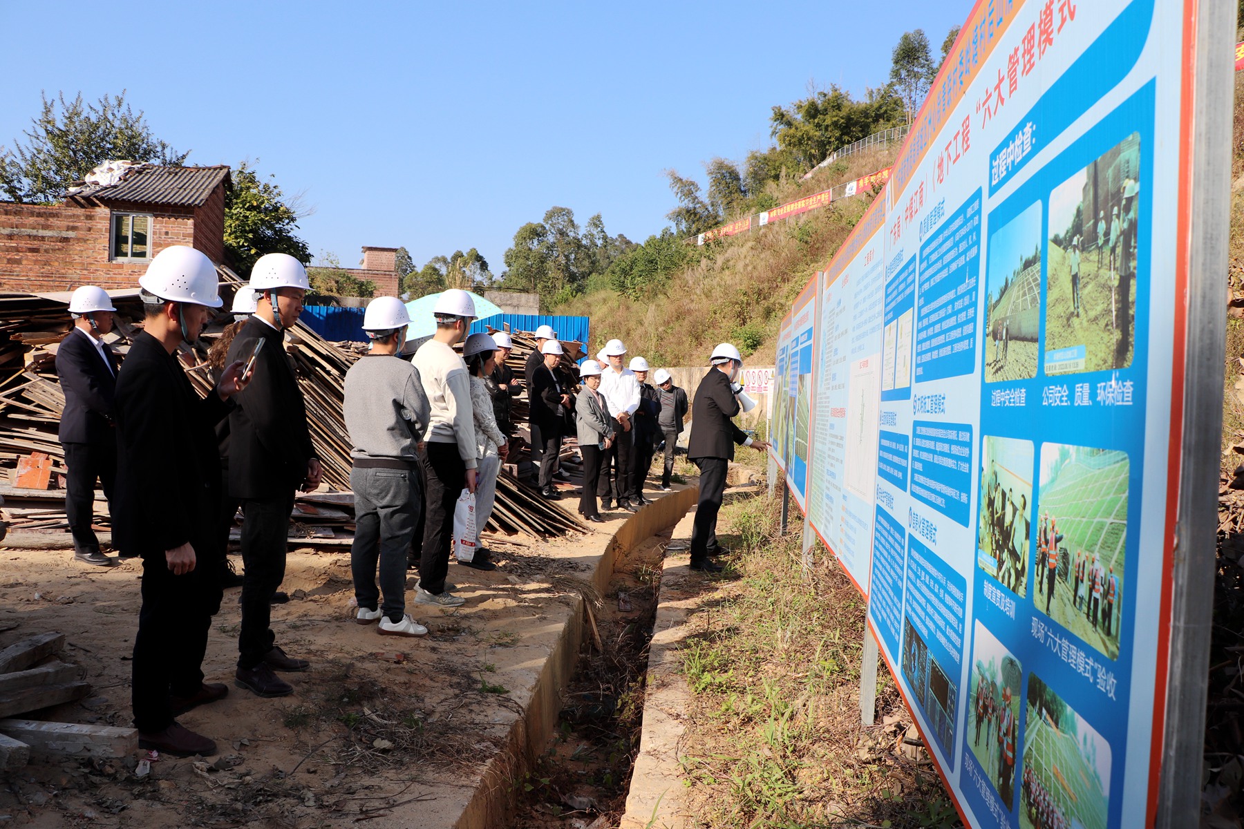 二０一队携手清远市自然资源局召开地质灾害治理工程施工技术及安全管理交流会4.jpg