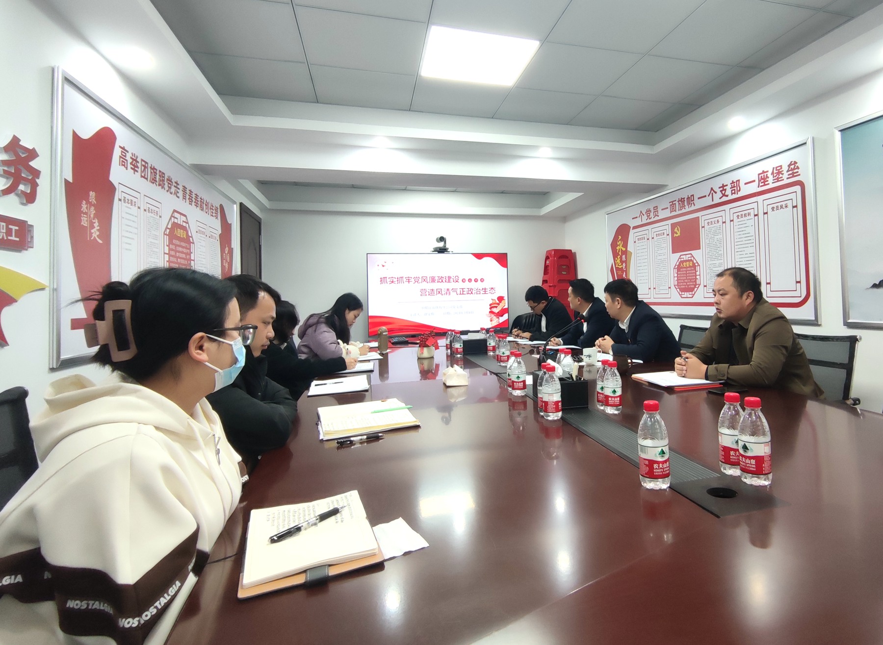 珠海分公司党支部书记上廉洁党课.jpg