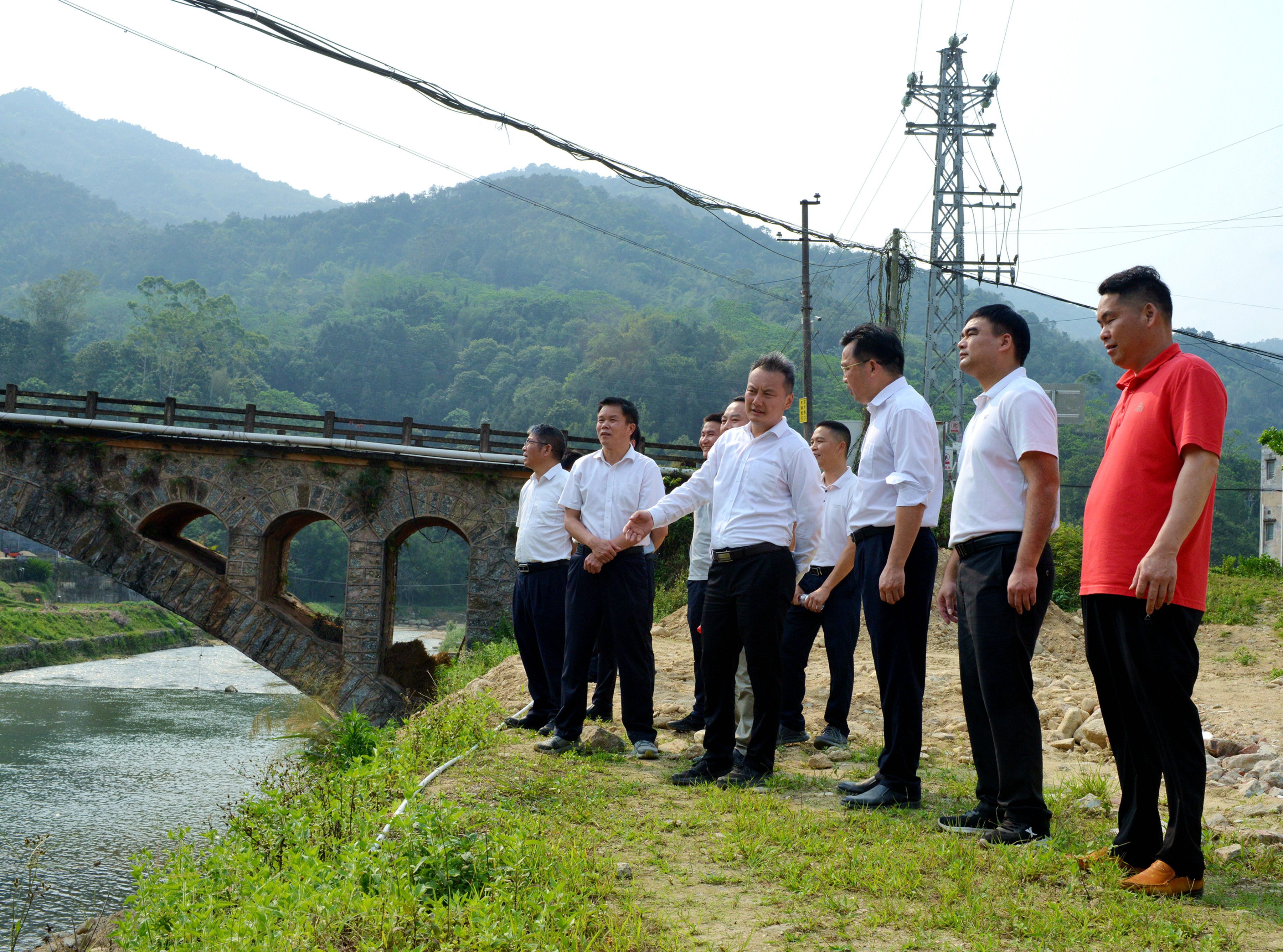 武岳彪在合水镇高荷村考察2.JPG