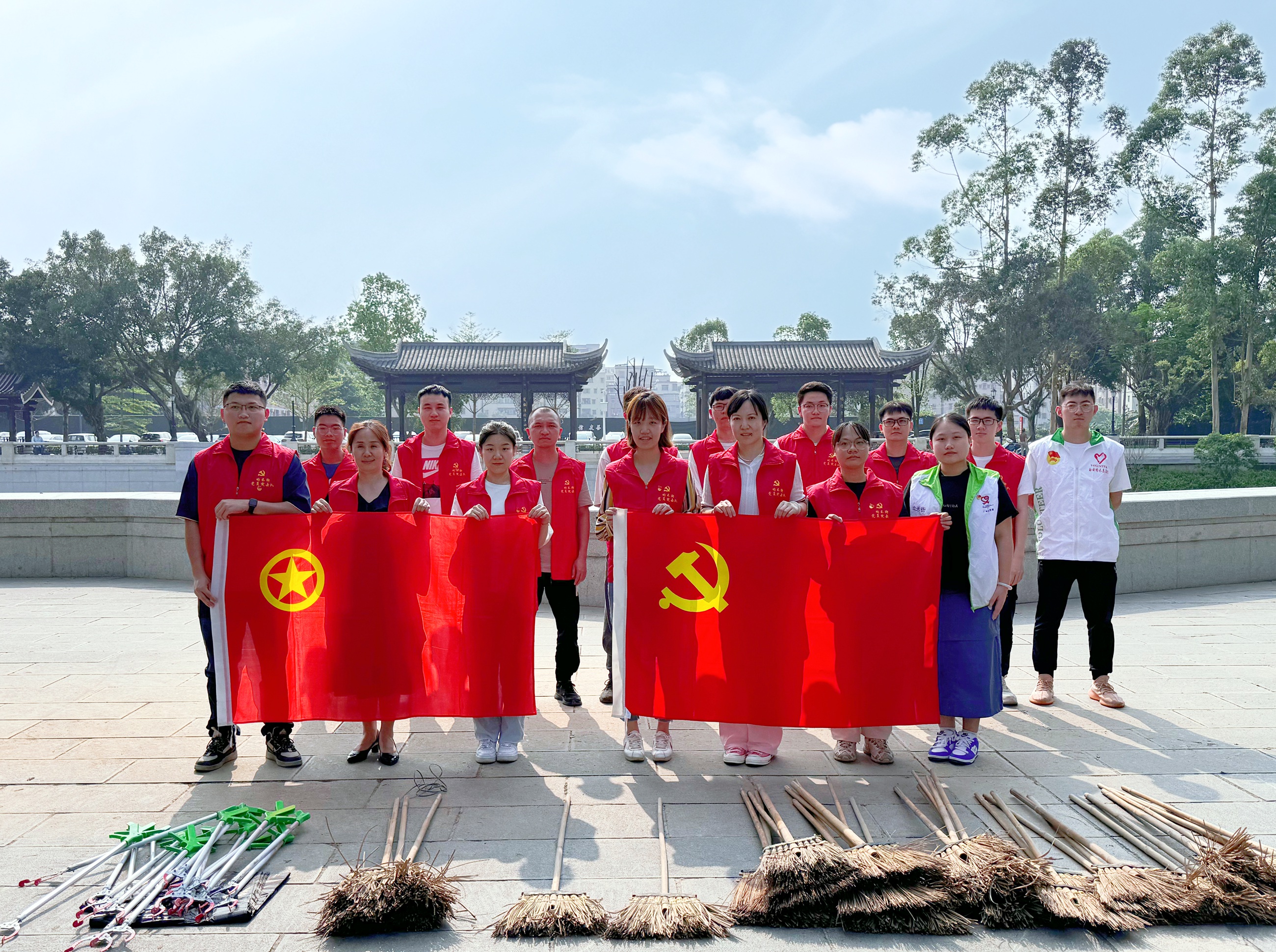 开发区分公司（市政公司）团支部组织开展“守护碧水长流，共筑绿美白云”志愿服务活动1.jpg