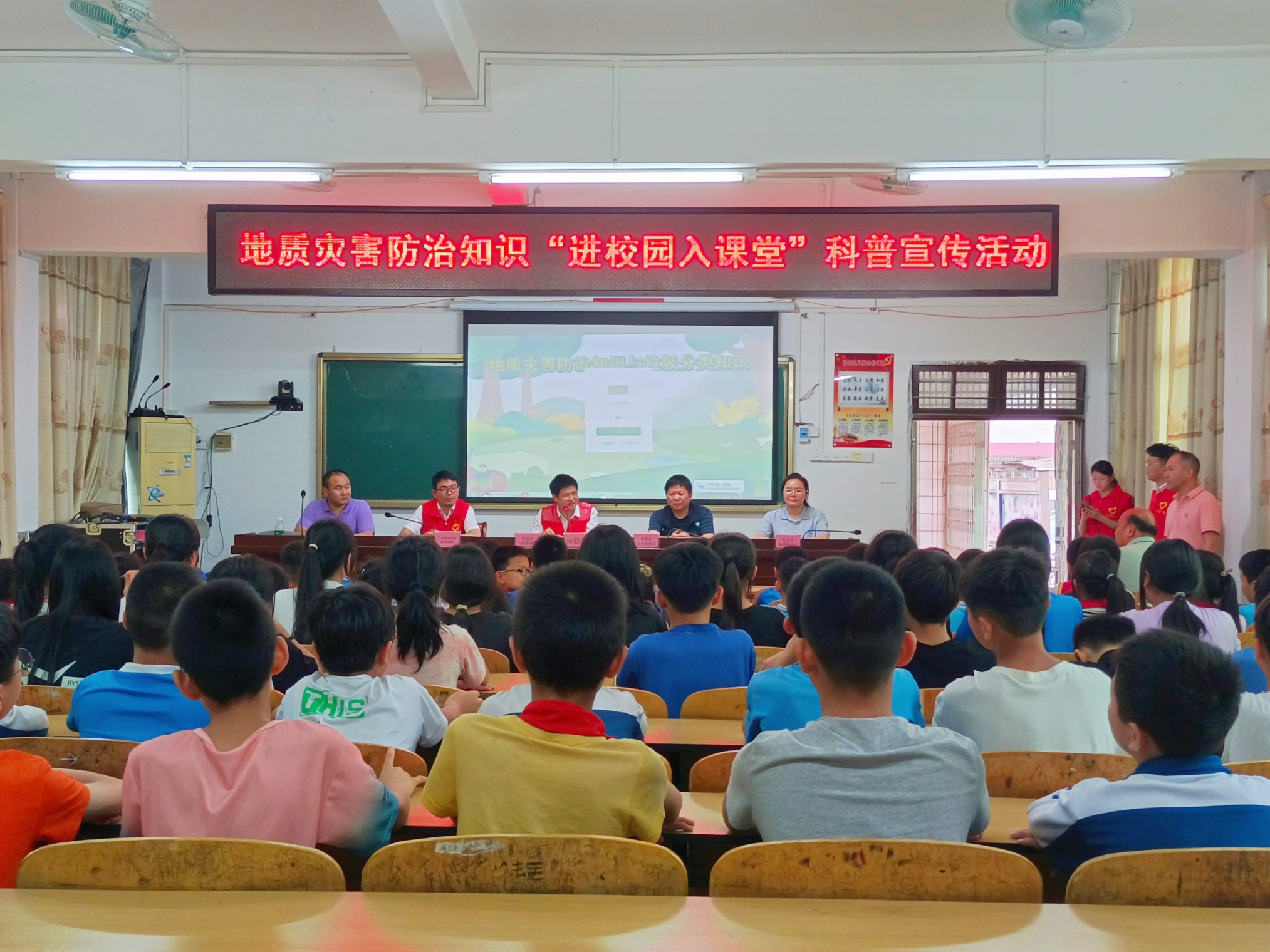 二0一队协办第16个全国防灾减灾日主题宣传活动6_副本.jpg