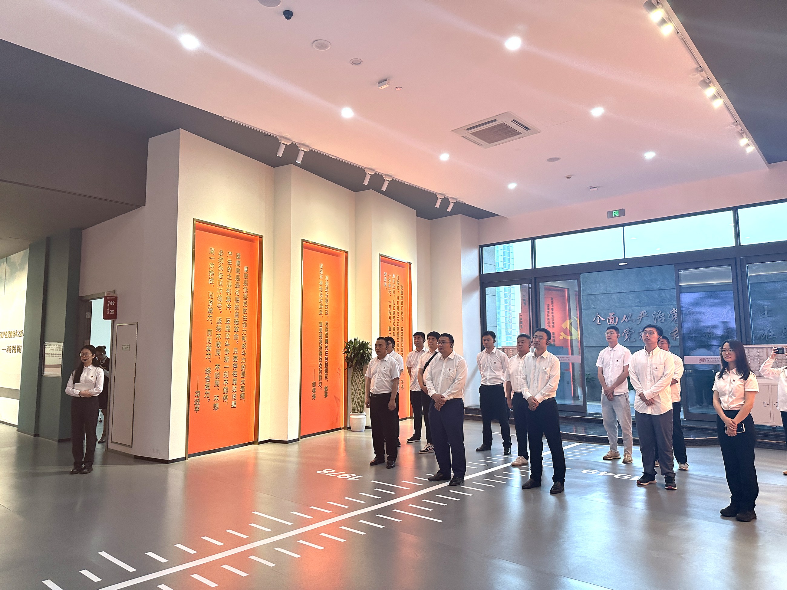浙江省委党校党纪党风教育馆参观2.jpg