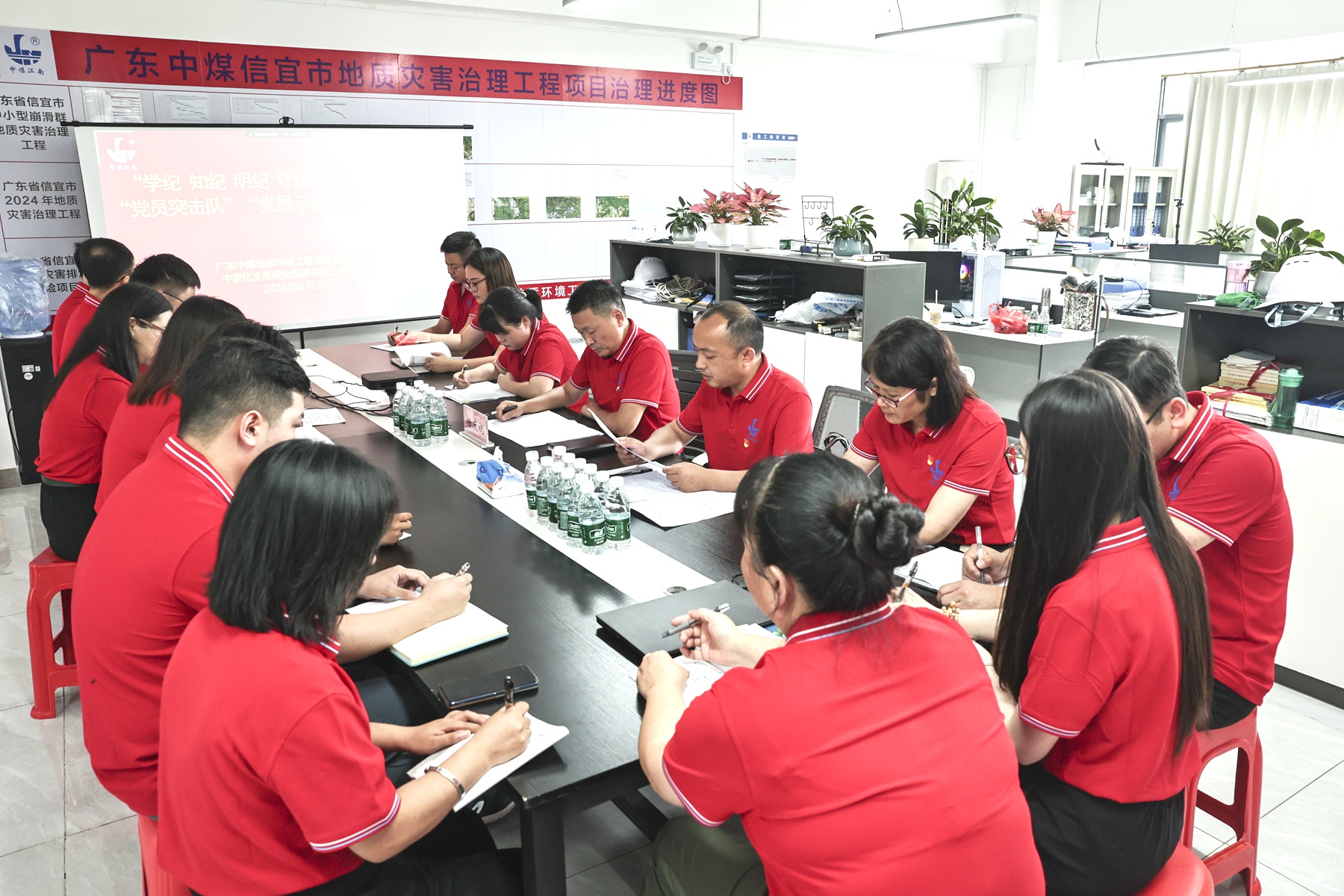 图片2：地环公司党支部成立信宜市地质灾害治理项目“党员突击队”。图为在信宜项目一线举行授旗授牌仪式.jpg