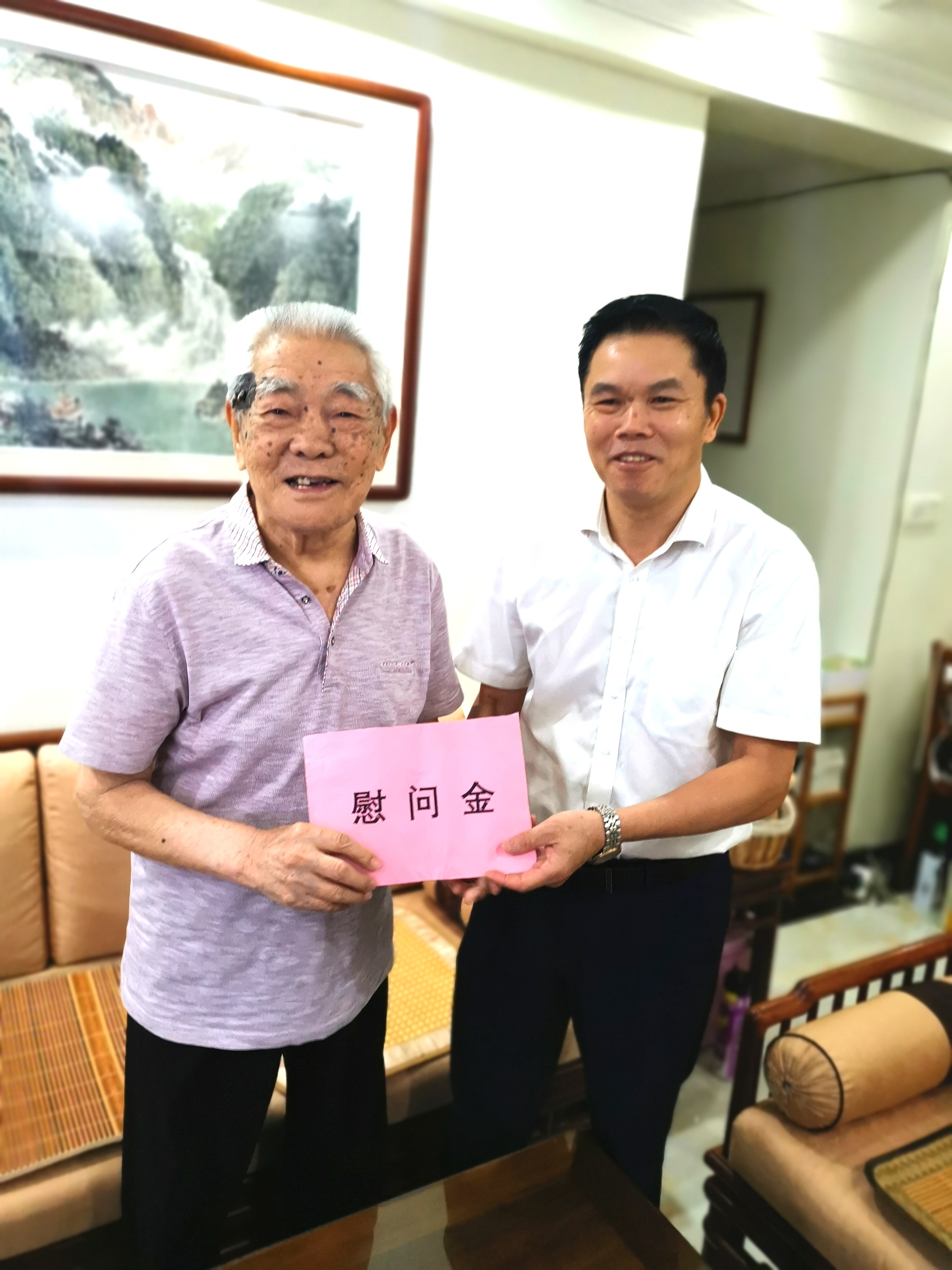 2.刘金森慰问.jpg