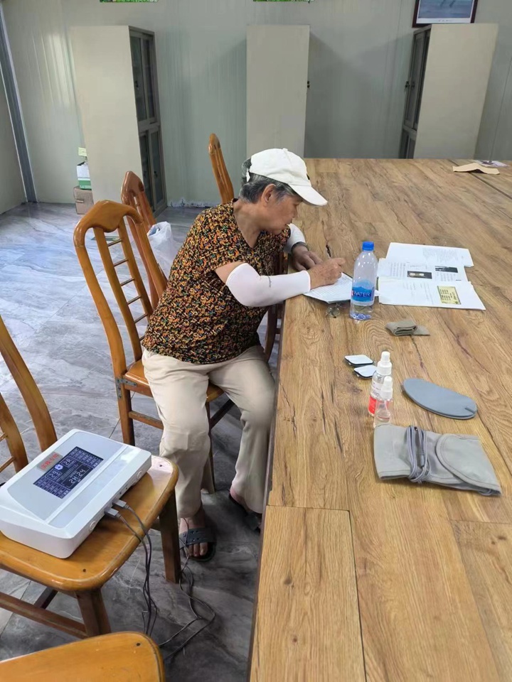 机关事务管理中心党支部开展“关爱长者，关注健康”中医理疗义诊活动2.jpg