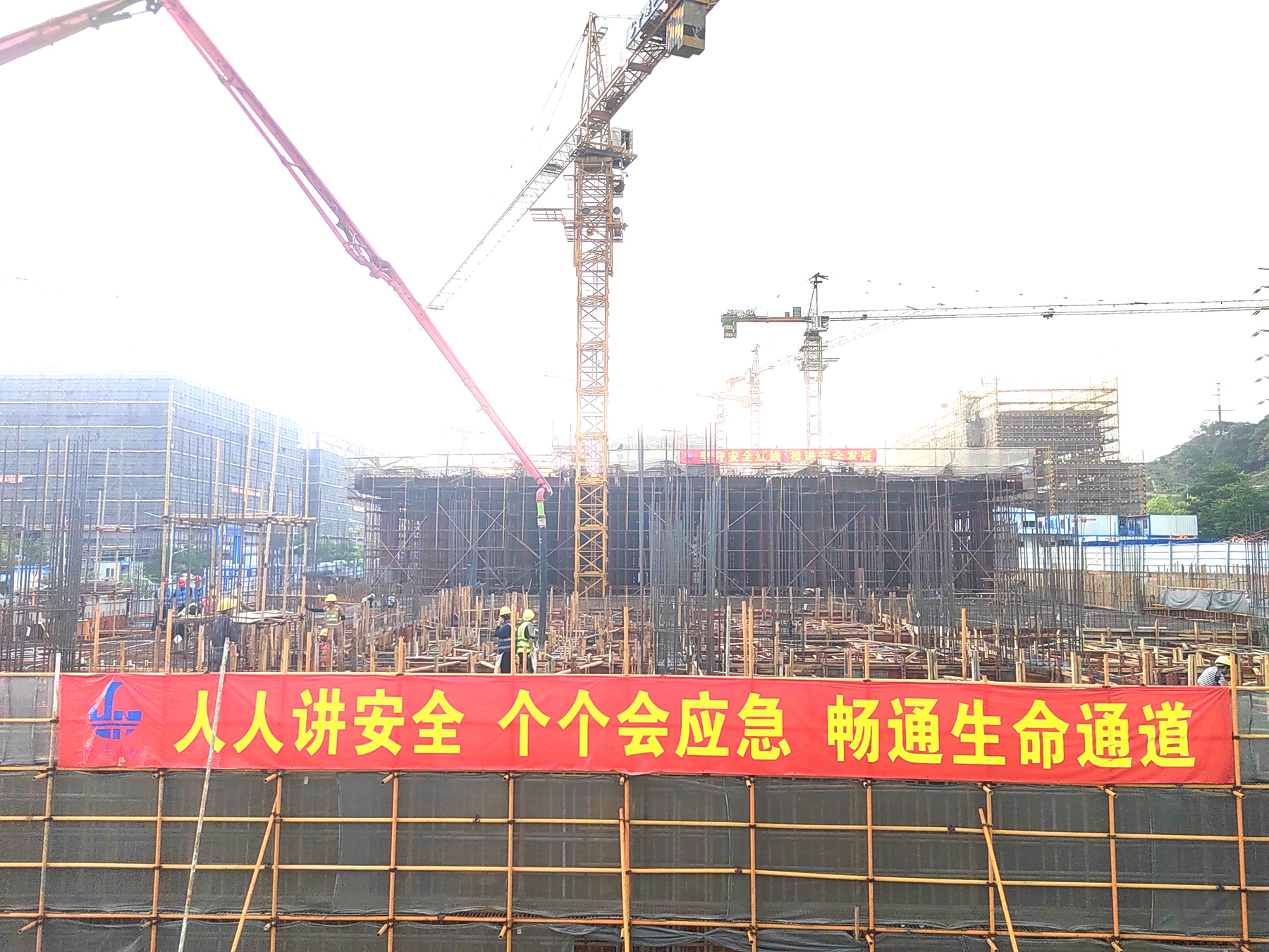 海葳特产业基地项目提前完成地下室封顶1.jpg