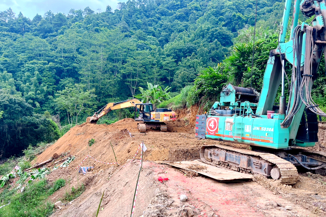 图片3：高州市地质灾害工程治理项目现场交通不便，项目部“逢山开路”抢修施工便道，确保大型机械顺利进场.jpg