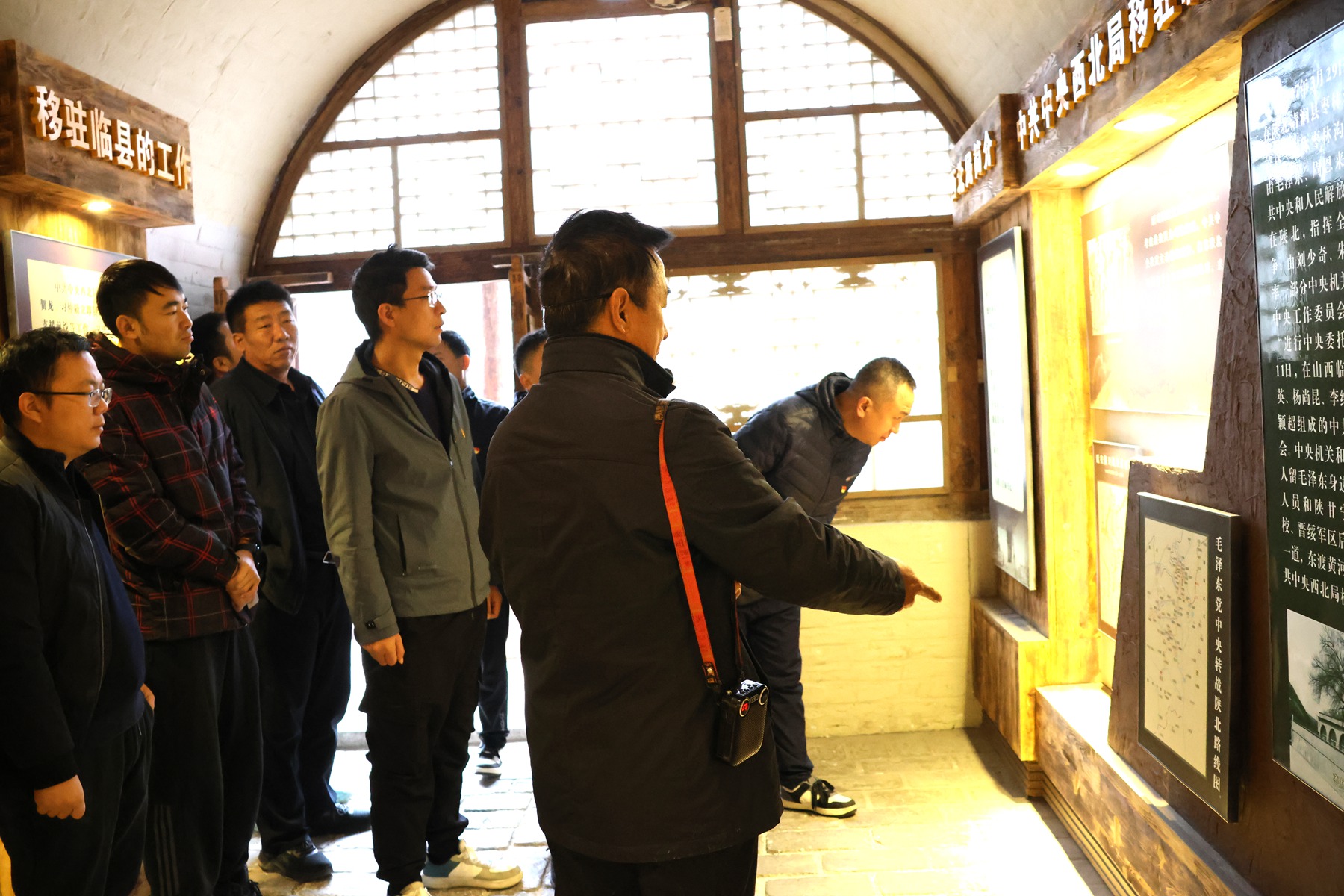 神府区块新能源钻井项目部临时党支部开展联学联建主题活动2.JPG