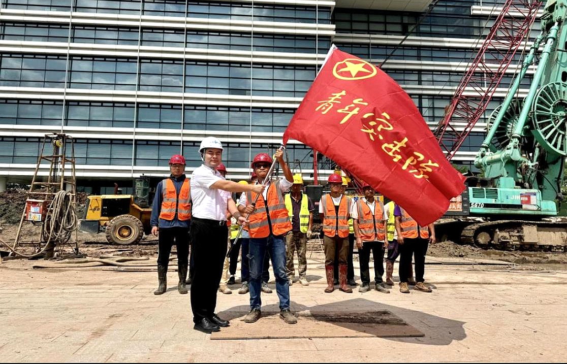 6.唯品会”青年突击队“授旗.jpg
