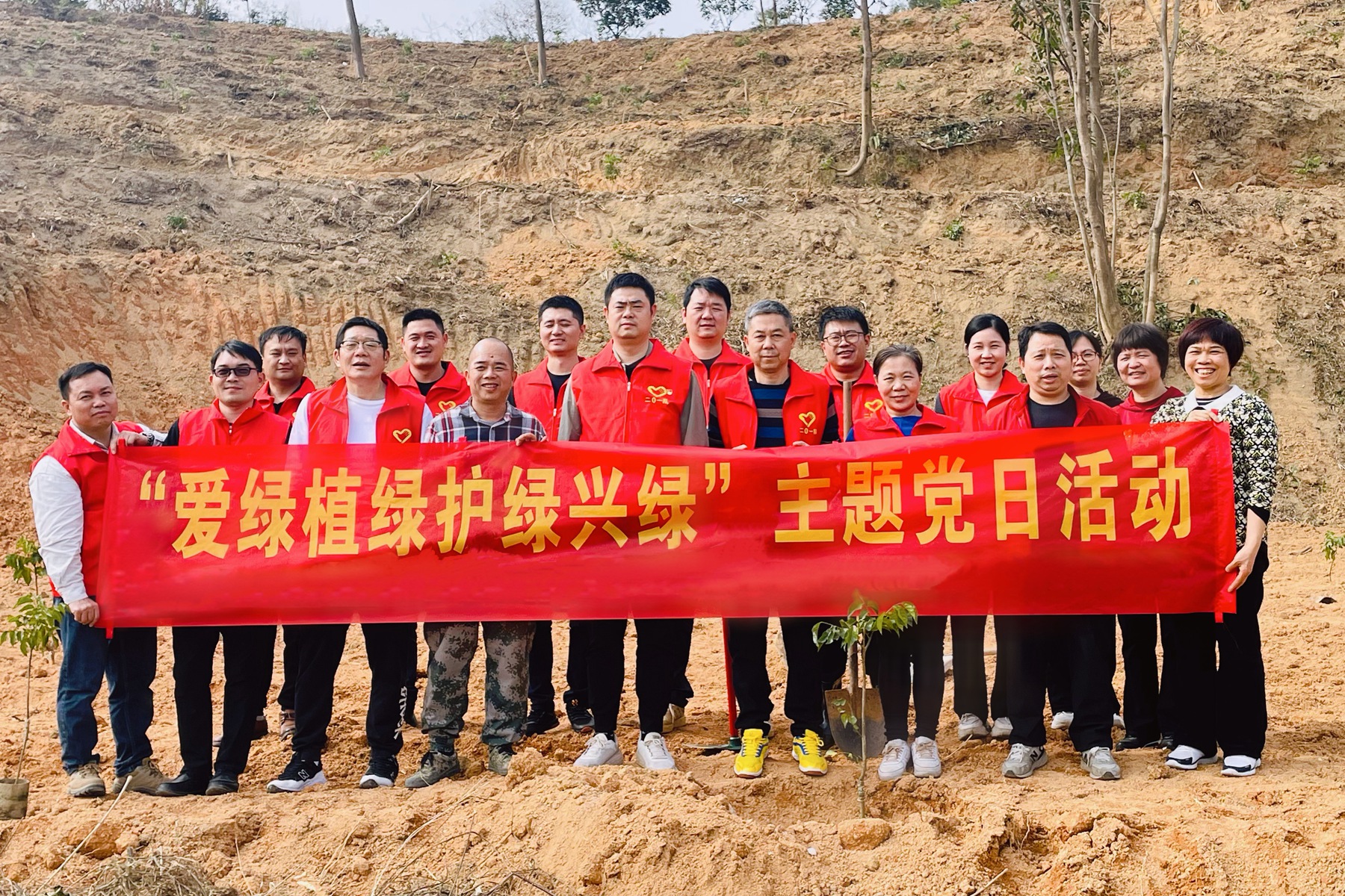 二0一队党委与飞来峡镇清华社区党总支开展联建共建活动合照.jpg
