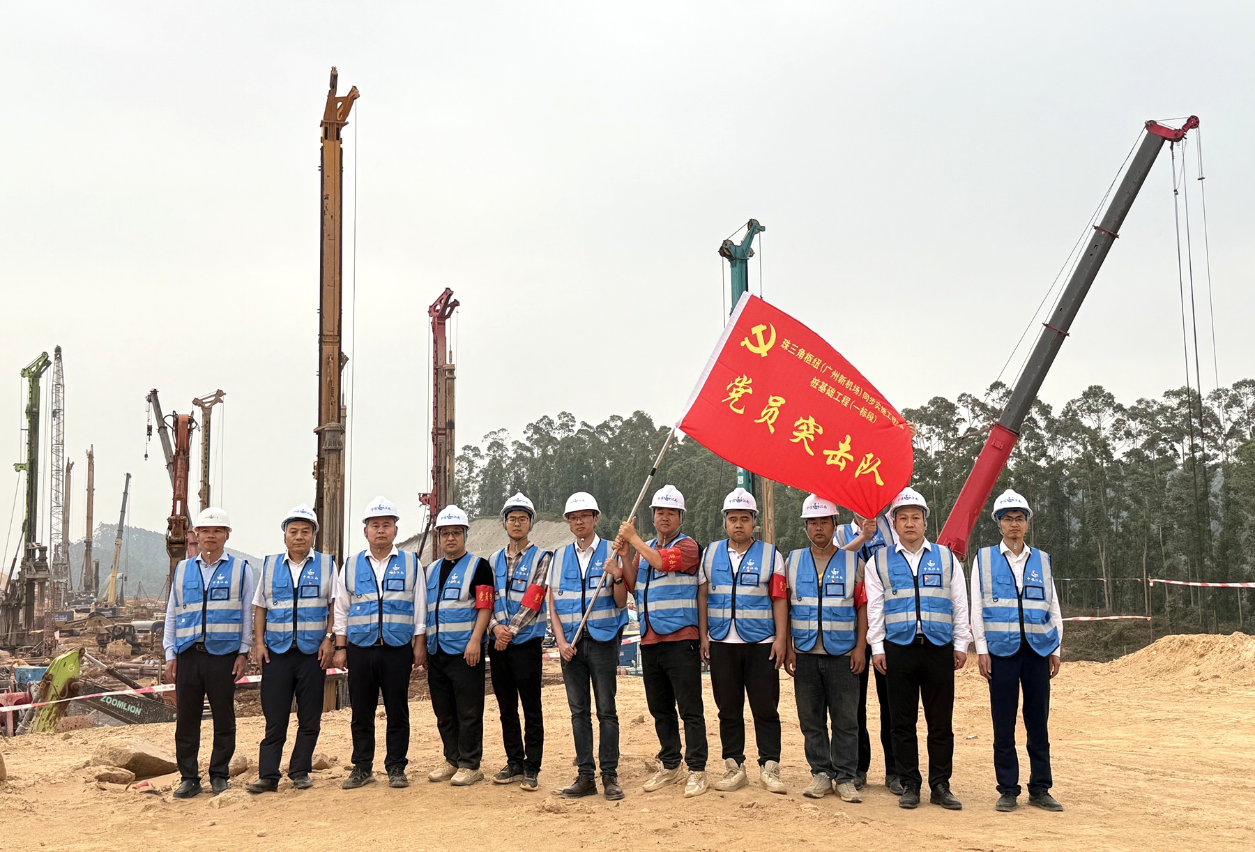 花都分公司党支部、开发区分公司党支部联合举行项目“党员突击队”授旗仪式.jpg