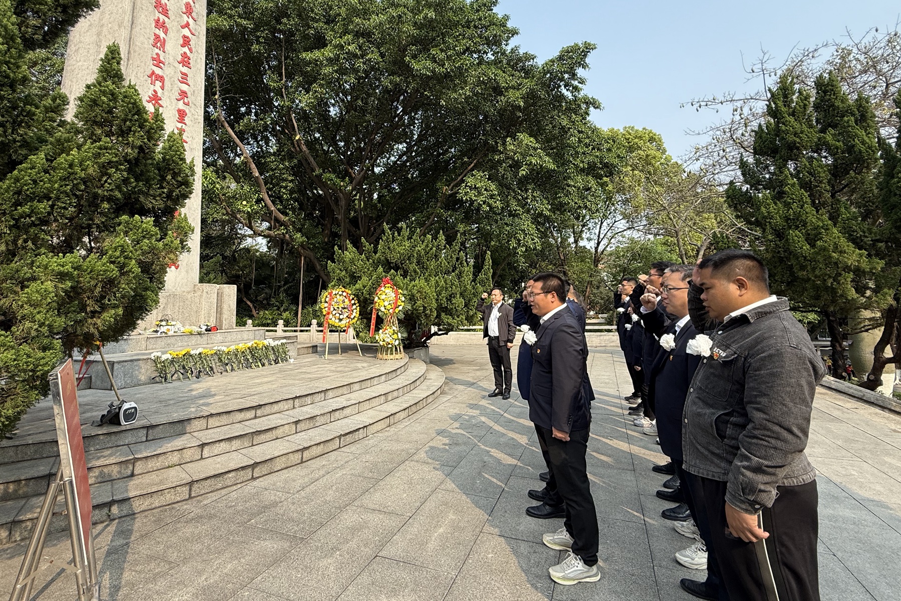 开发区分公司（市政公司）党支部开展“祭英烈 强党性 建新功”主题党日活动重温入党誓词.jpg