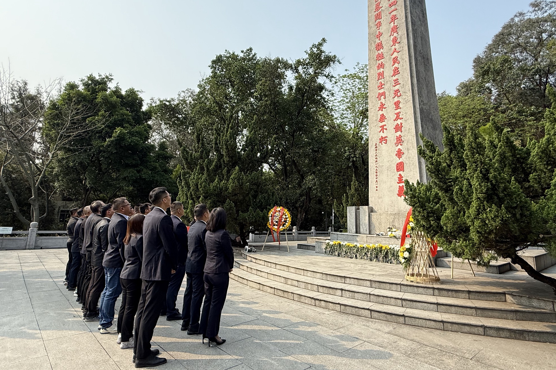 开发区分公司（市政公司）党支部开展“祭英烈 强党性 建新功”主题党日活动瞻仰纪念碑.jpg