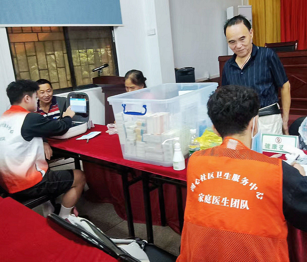 二0一队党委开展高龄居民免费体检活动2.jpg