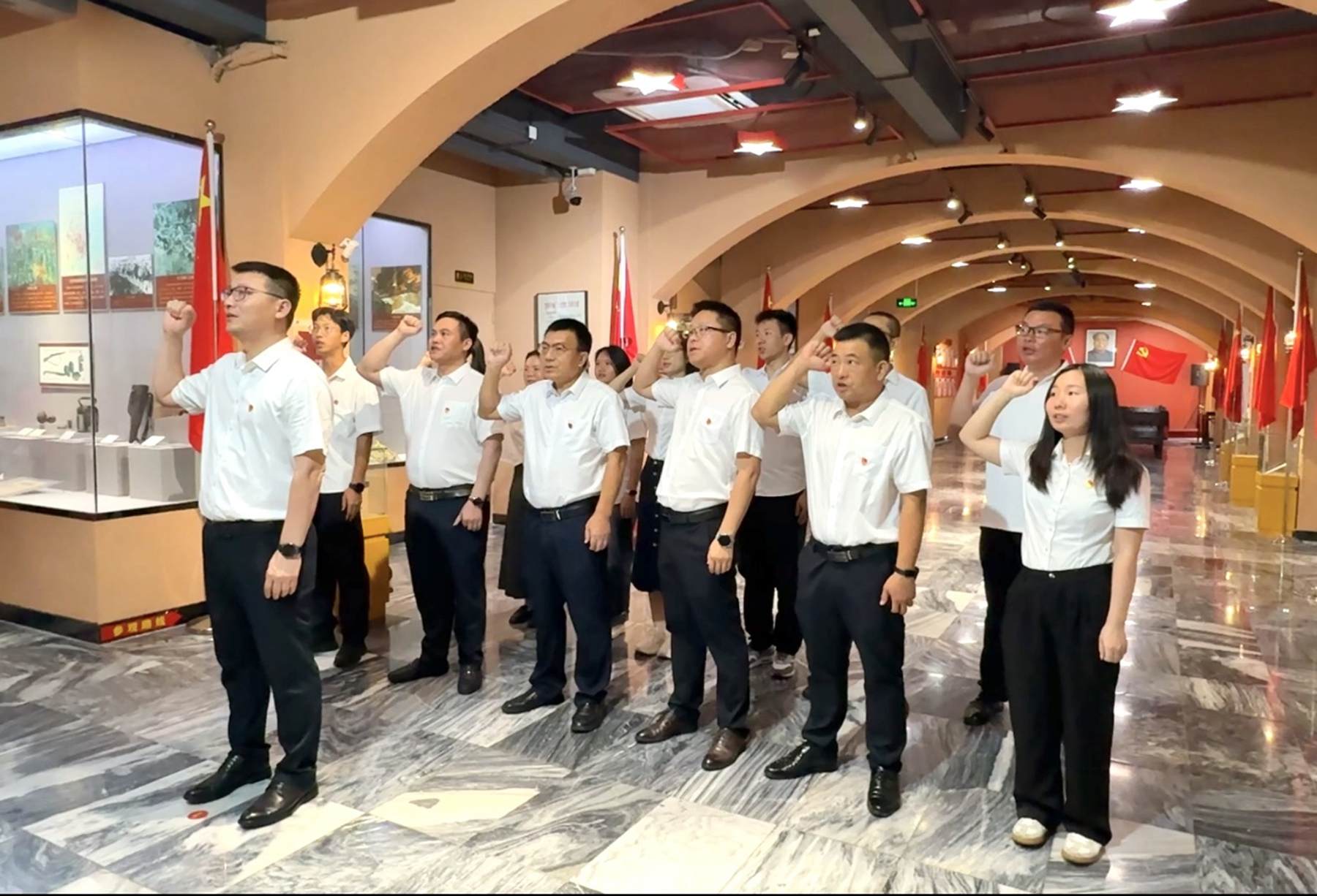 深圳分公司（地下空间公司）党支部开展庆“七一”系列活动3.重温入党誓词.jpg