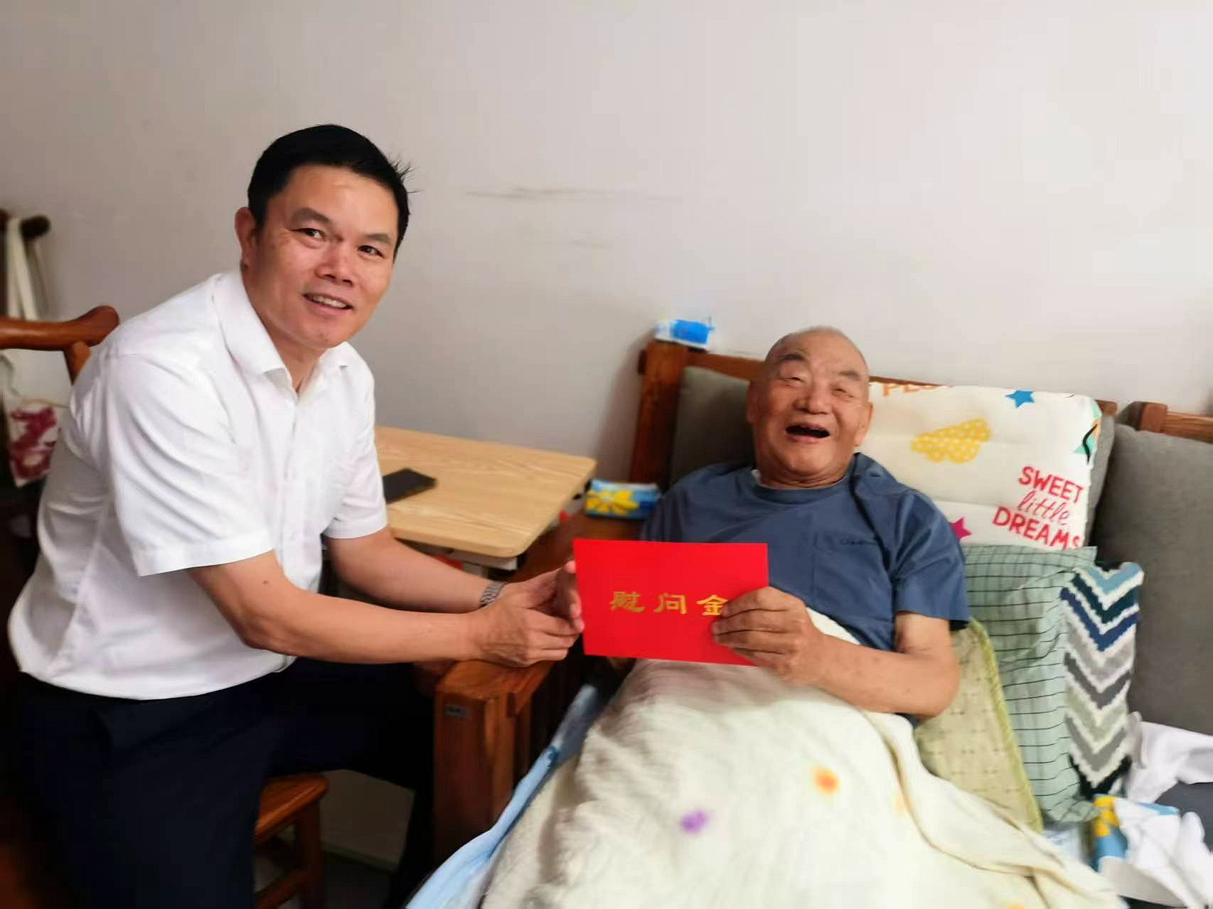 1.刘金森慰问.jpg
