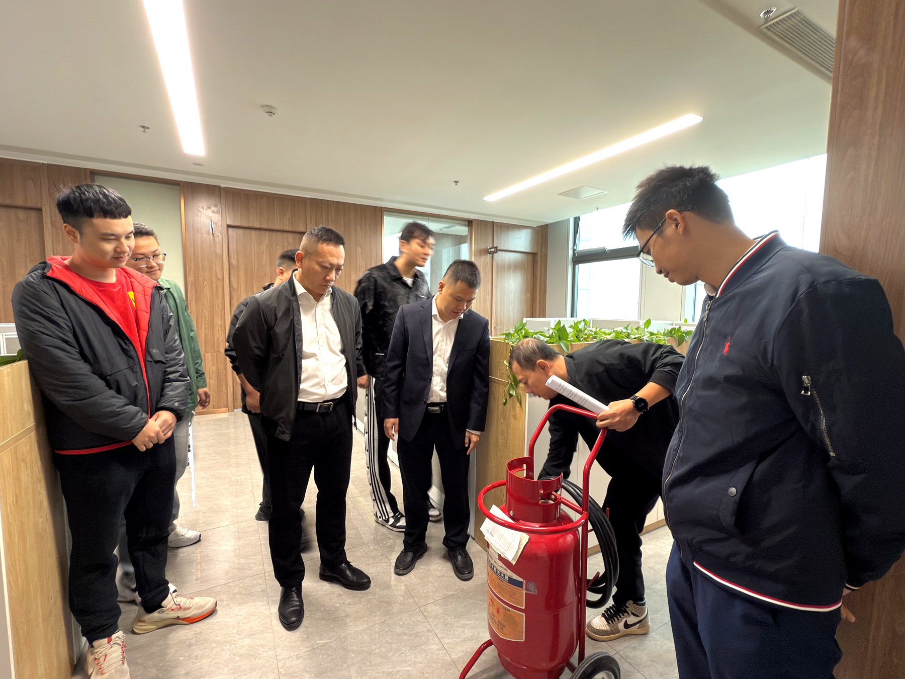 开发区分公司（市政公司）--以练筑防 以防筑基 开展新办公区域火灾应急疏散逃生培训演练1.JPG