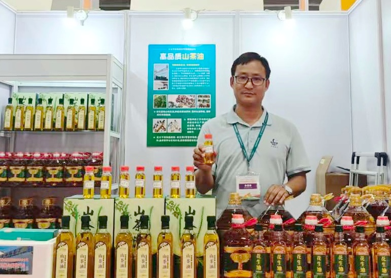 4.张李东.jpg 4.张李东.jpg